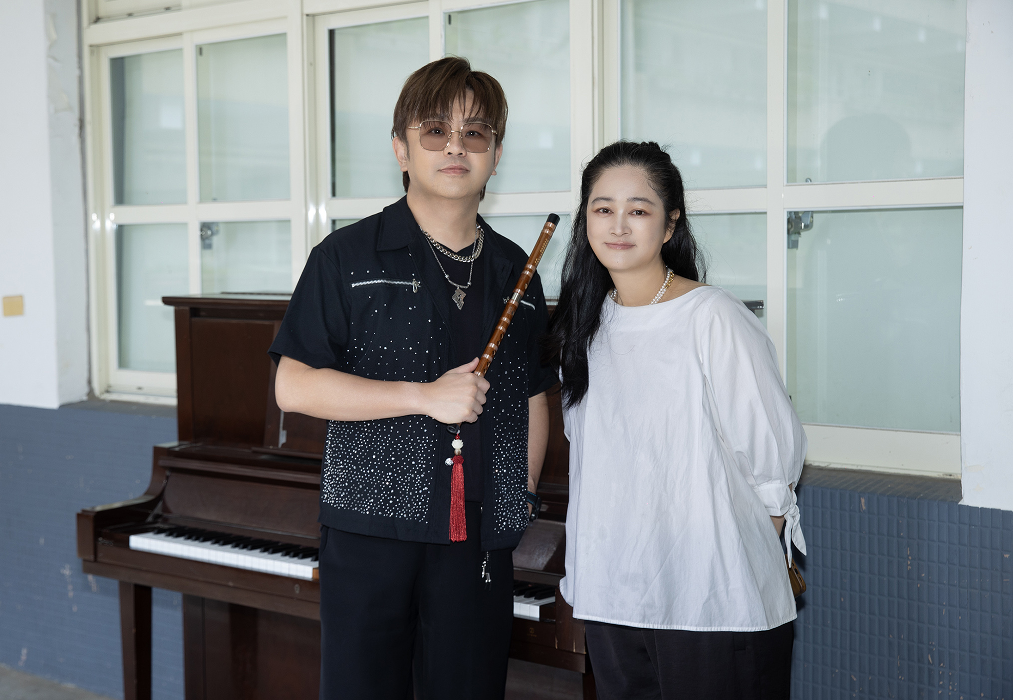 金曲歌后依拜維吉(右)與兩屆金曲獎得主曹登昌夫妻檔攜手助陣,為蘇震洋打造濃厚東方韻味的新作。(綵星娛樂提供)