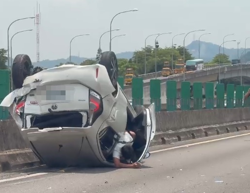 國道3號北向47公里處昨（25日）上午發生一起擦撞翻車事故，一輛白色自小客車180度翻覆在內線道分隔島旁。（翻攝自「WoWtchout - 地圖型行車影像分享平台 YT頻道）
