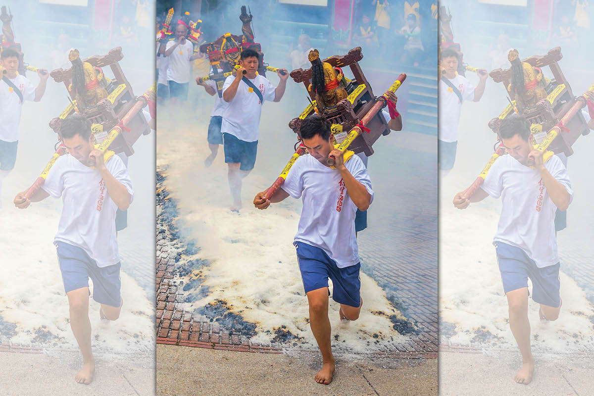 力士們扛著神像赤腳走過火炭，完成「過火」儀式。