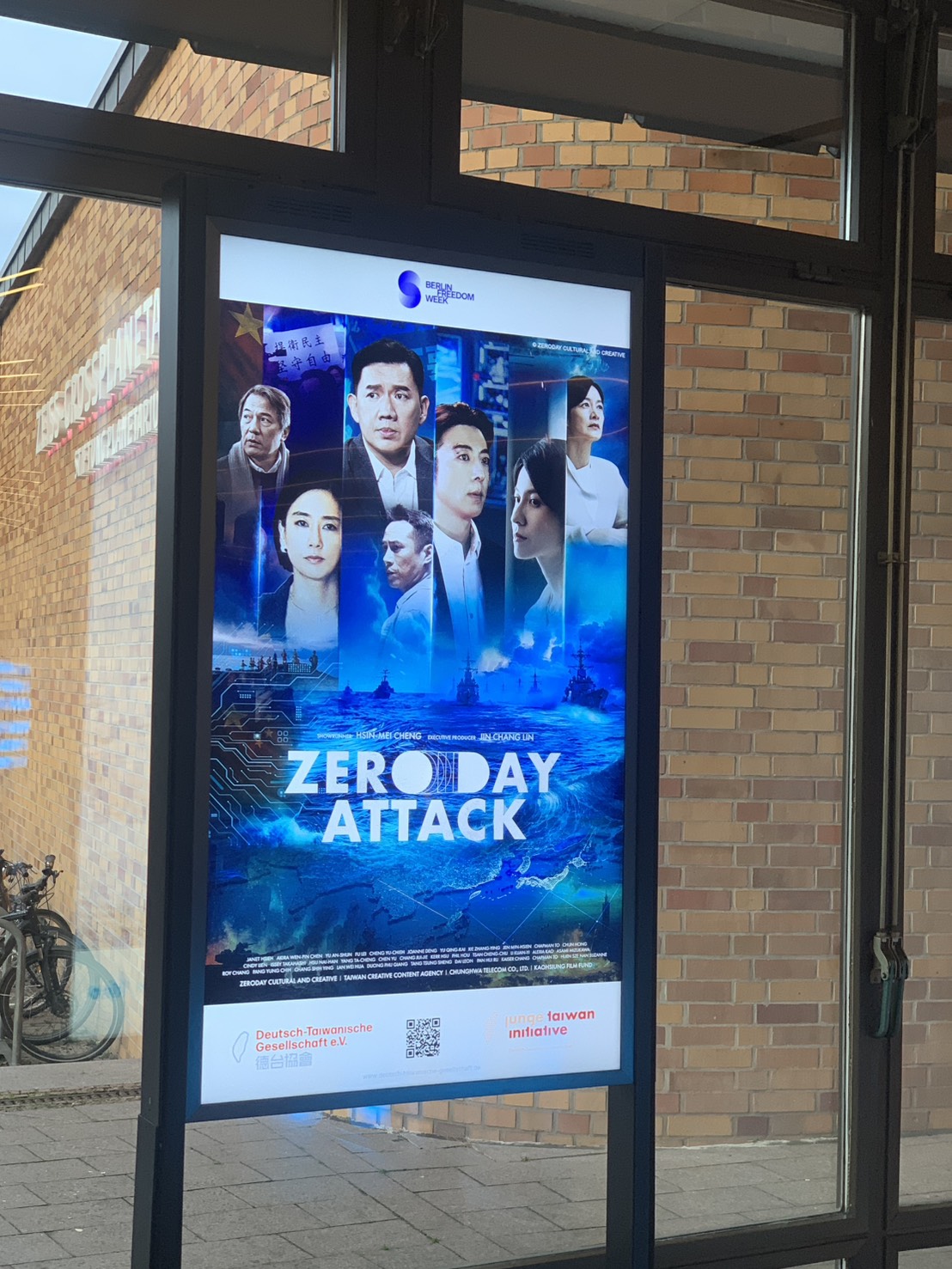 《零日攻擊》於「柏林自由週」放映,影廳外也放置大型海報。(德台協會 Deutsch-Taiwanische Gesellschaft提供)