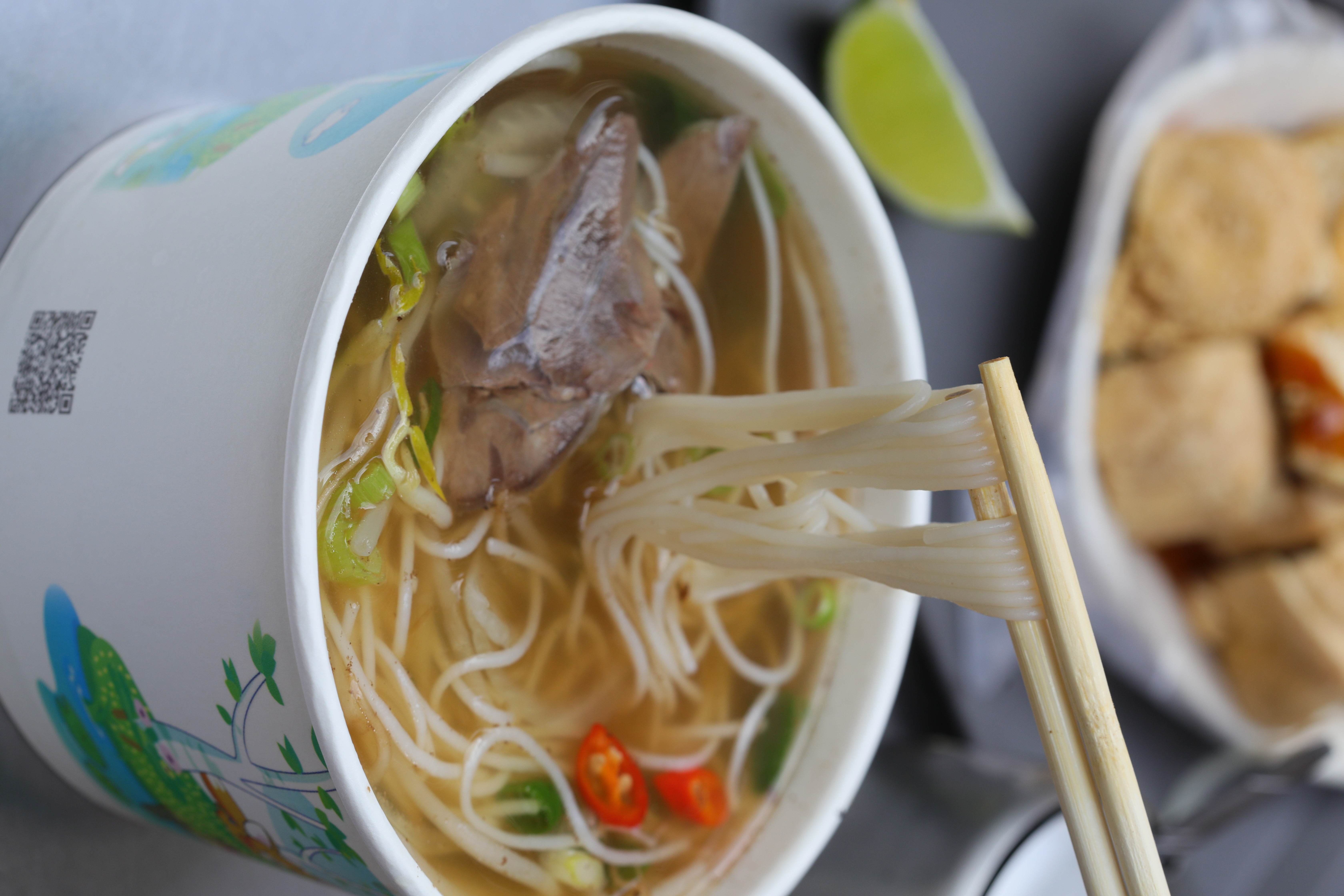 「越南道地牛肉米線」牛肉湯燉得清爽鮮香，熱湯搭配臭豆腐剛剛好。（130元／碗）