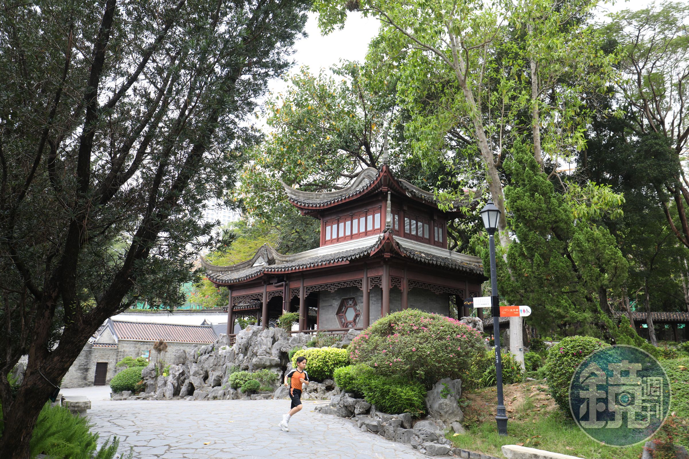 公園中保留昔日古色古香的官衙建築。