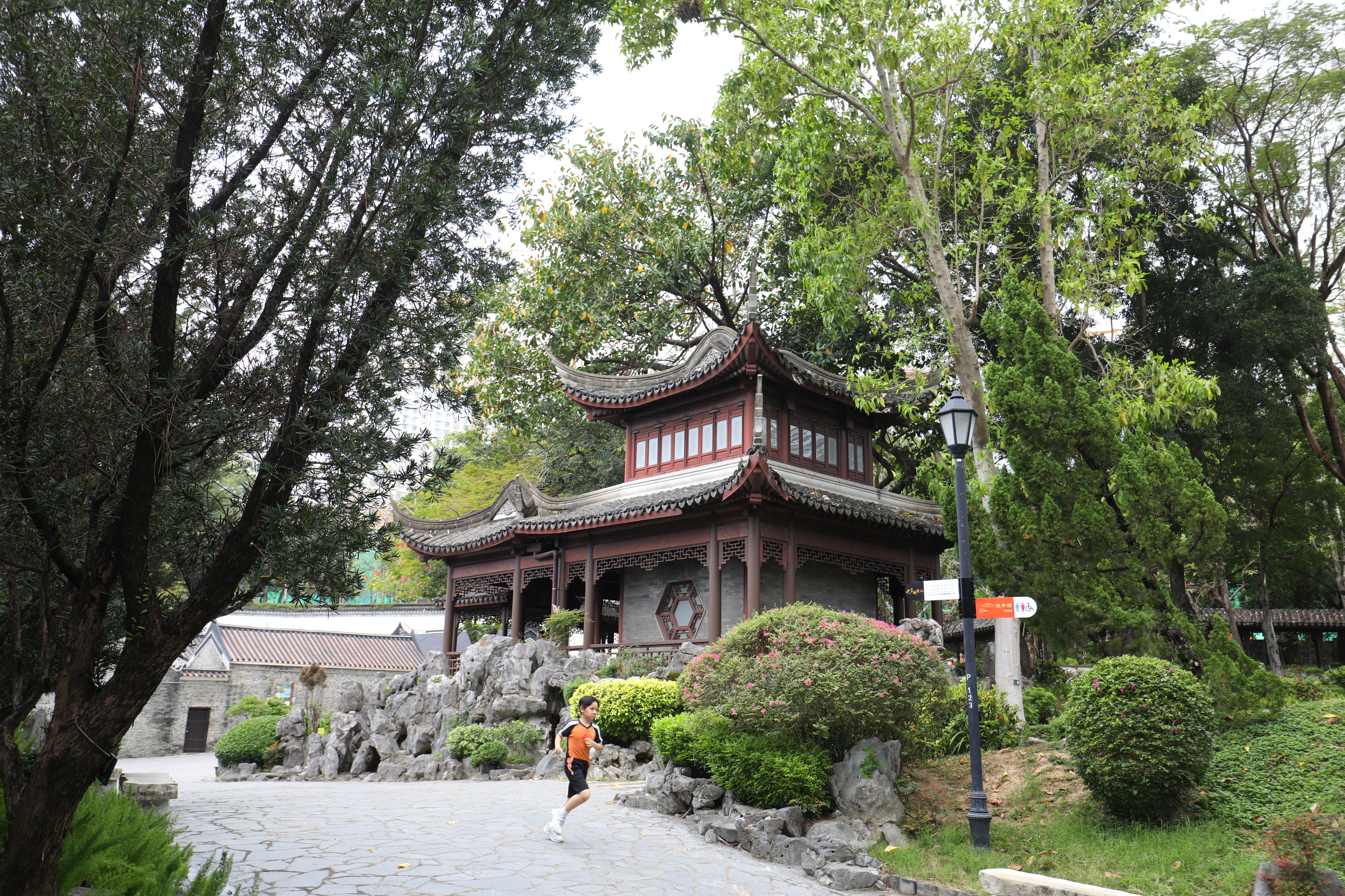 公園中保留昔日古色古香的官衙建築。