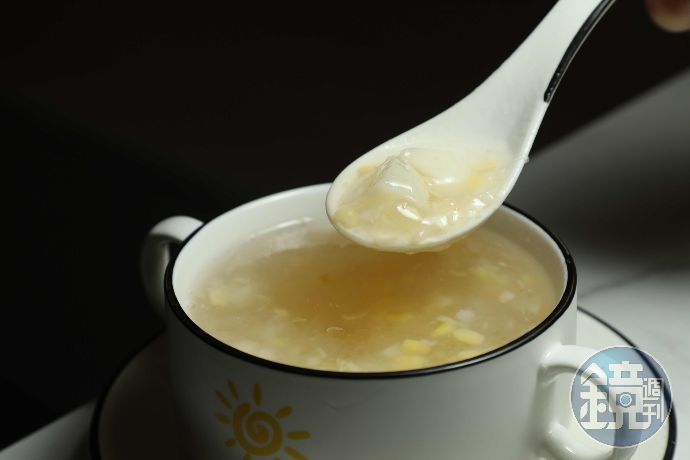 「蘆薈雪燕綠豆邊馬蹄爽」以自煮的去皮綠豆邊搭配雪燕、爽脆馬蹄與新鮮蘆薈粒,一碗吃得到多種口感。(港幣48元/份,約NT$194)