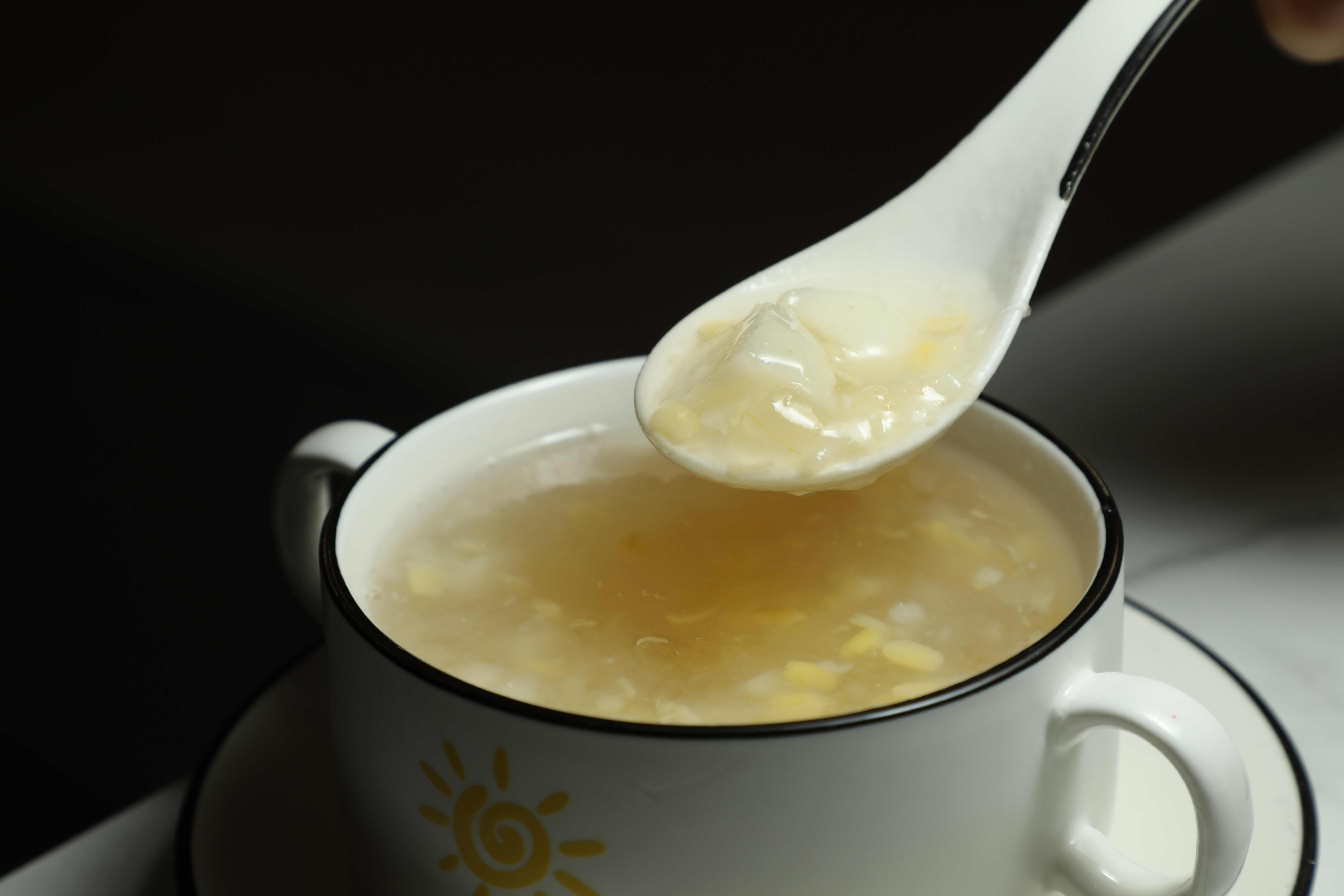 「蘆薈雪燕綠豆邊馬蹄爽」以自煮的去皮綠豆邊搭配雪燕、爽脆馬蹄與新鮮蘆薈粒，一碗吃得到多種口感。（港幣48元／份，約NT$194）