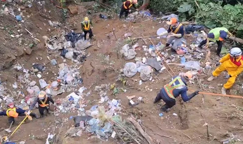 高雄市田寮區高41線道又被人發現有垃圾山，高雄市環保局已派出機具、人力清理。（高雄市環保局提供）