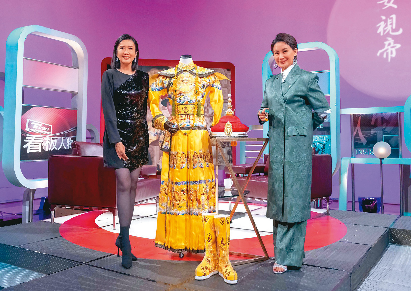 方念華（左）主持的TVBS《看板人物》曾專訪當年金鐘獎最佳男主角得主陳亞蘭（右），並在節目中秀出嘉慶君的服飾。（翻攝自TVBS看板人物臉書）