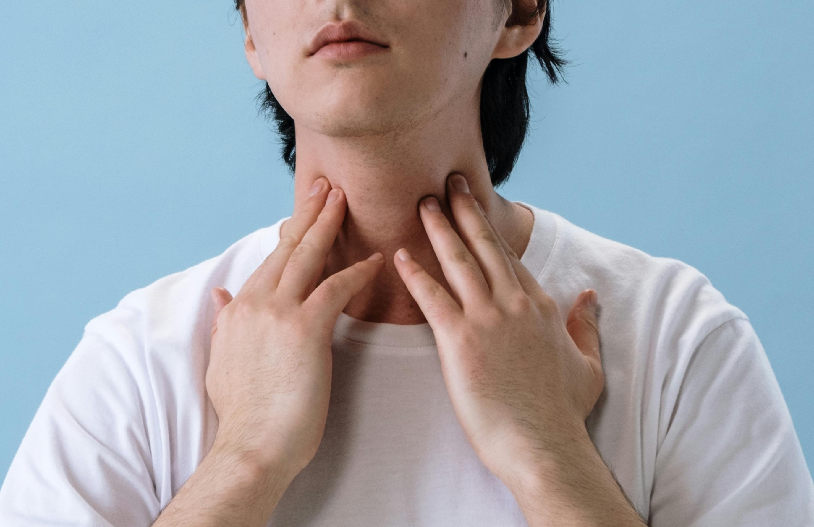 魚骨卡喉嚨「吞飯」最危險！　醫師警告：恐先刺穿大血管
