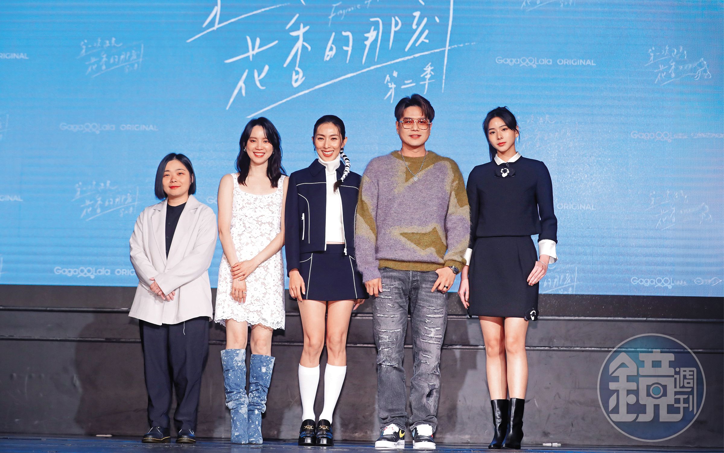 袁漠遙(右一)第一次演戲就在《第一次遇見花香的那刻2》挑大梁,飾演林辰唏(中)和程予希(左二)之間的第三者。左一為導演王逸鈴、右二為演員李易。