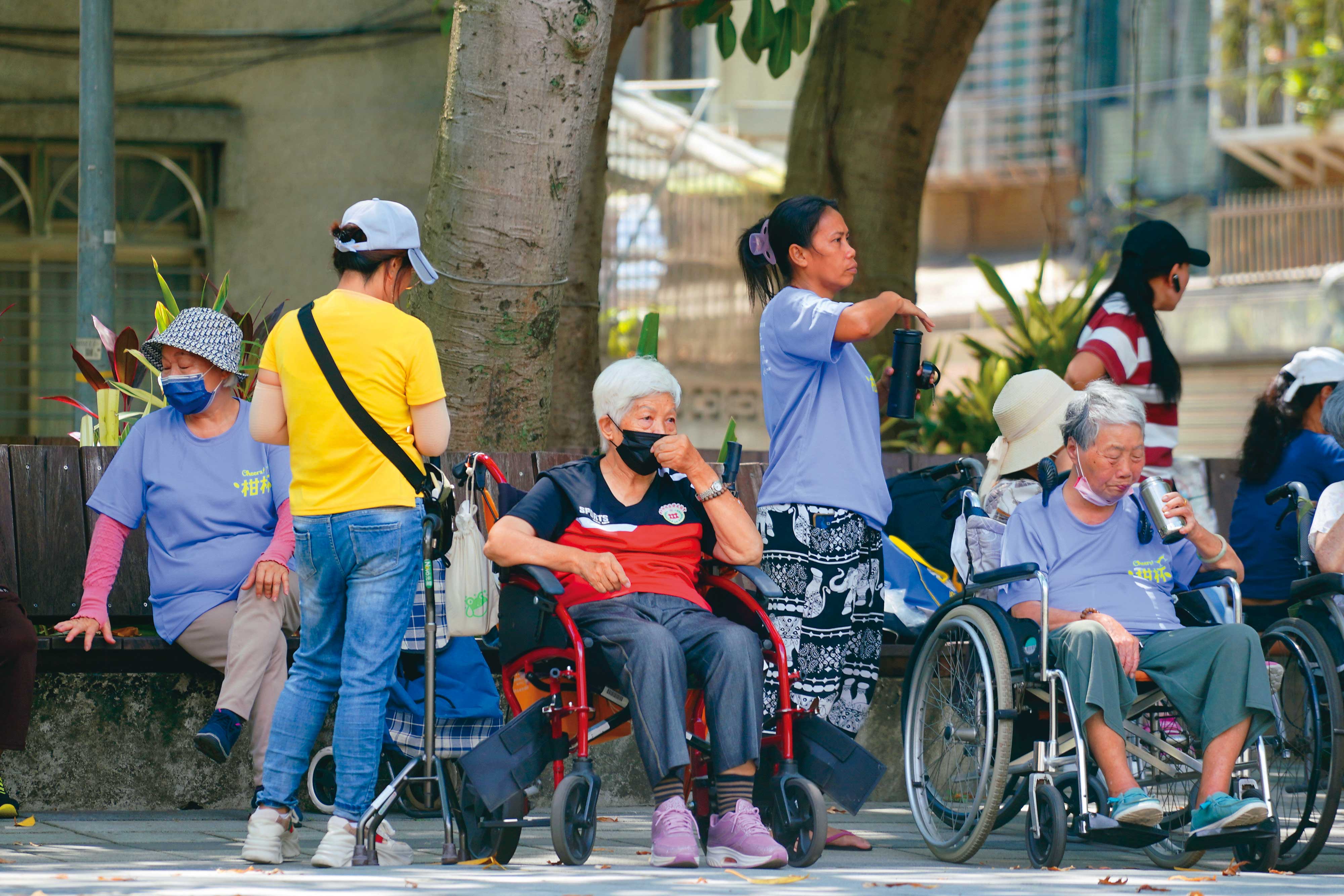 人口急速老化，照護問題襲來，政府不容忽視。