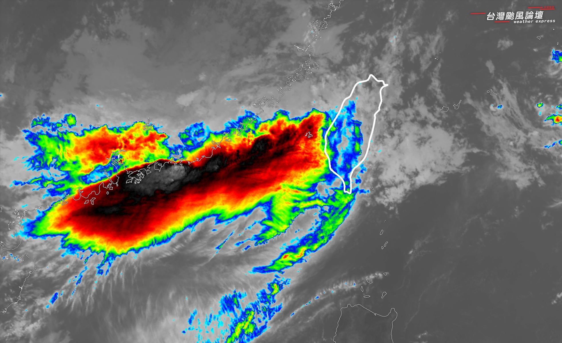 氣象粉專指出，西南氣流已經移到中國華南沿海及台灣海峽，發展出一條肥厚的強烈雷雨帶。（翻攝自「台灣颱風論壇｜天氣特急」臉書）
