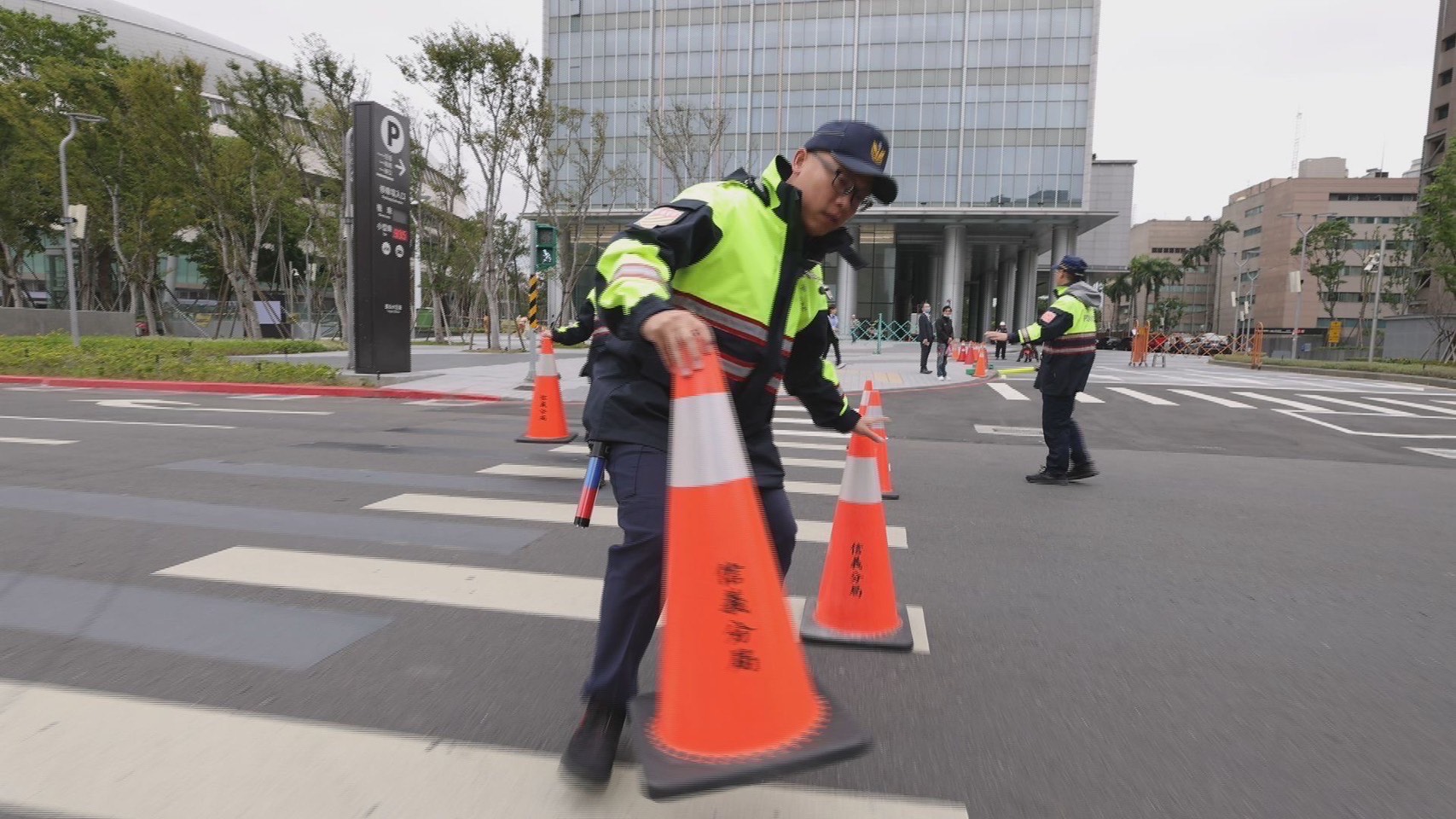 警方當天規劃警力在球場各出入口加強巡視,協助維護民眾入、散場。(翻攝畫面)