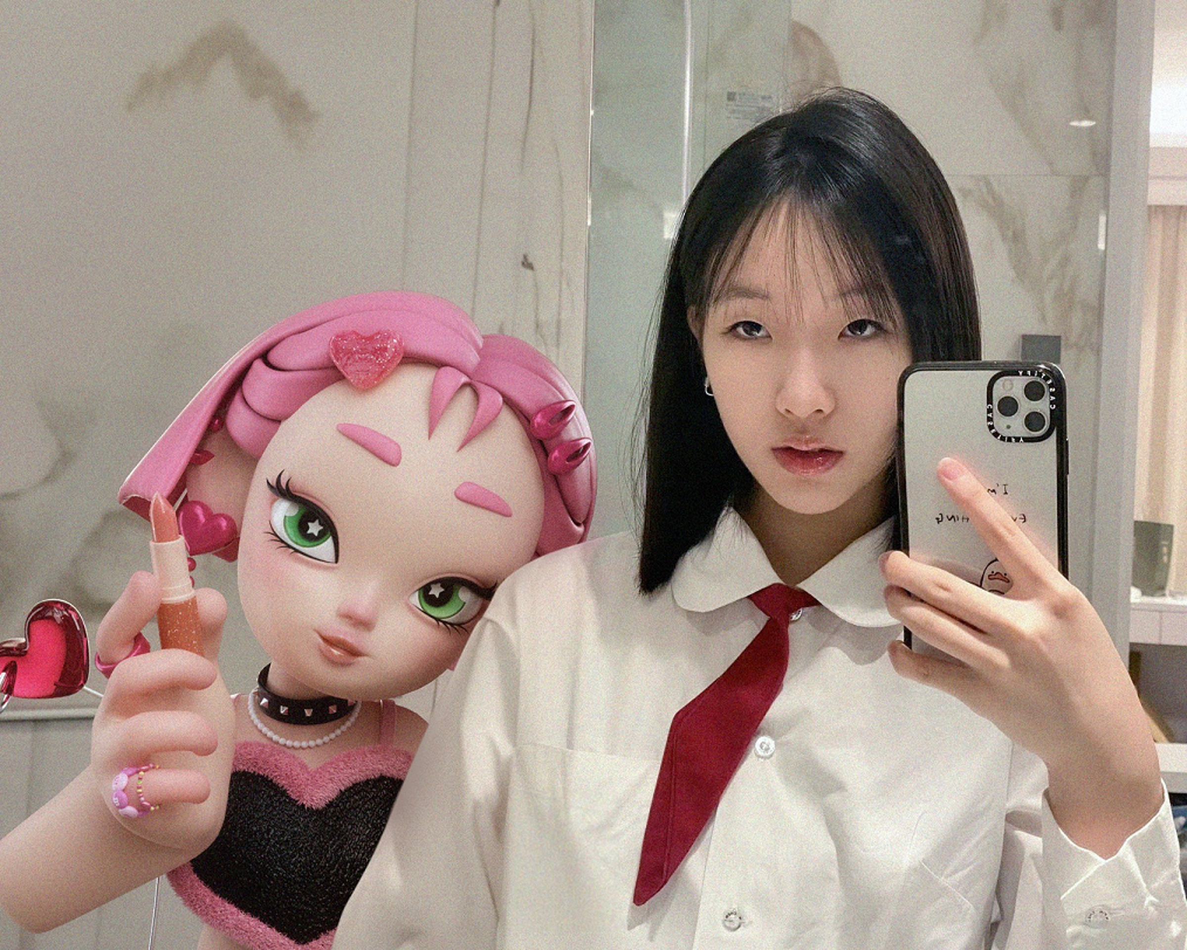小S的女兒Elly許曦文和虛擬偶像自拍。(映底子國際 IndieZ照片提供)