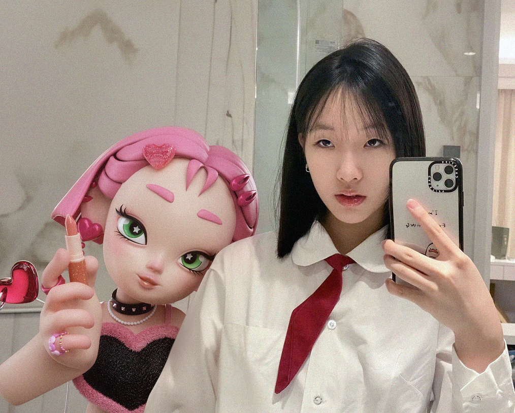 小S的女兒Elly許曦文和虛擬偶像自拍。（映底子國際 IndieZ照片提供）