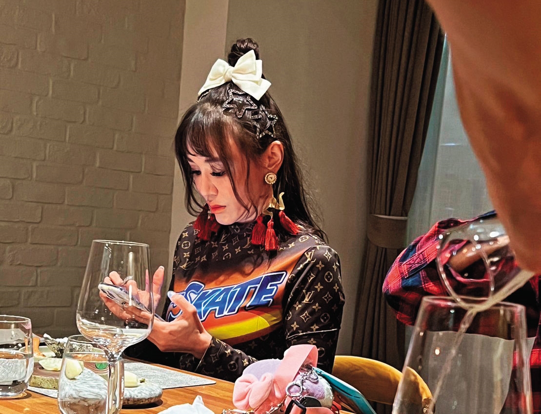 李珍妮當天遲到一個多小時,疑似因為不爽坐在最旁邊,擺出臭臉。(讀者提供)