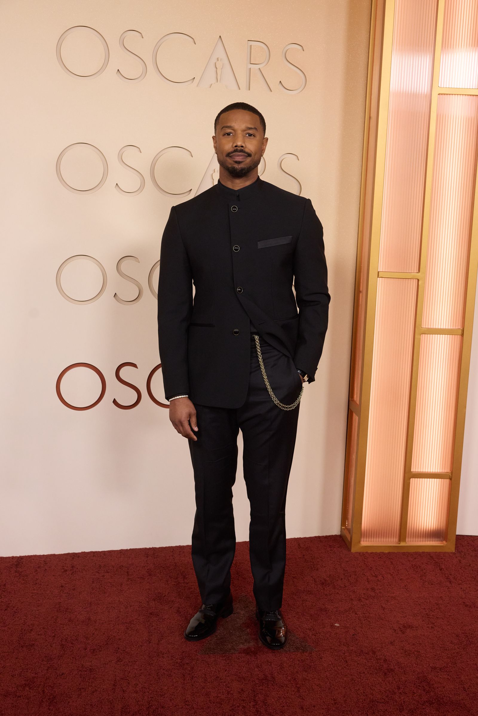 入圍最佳男主角的麥可B喬丹，選穿Louis Vuitton排扣西裝，亮點是口袋的金色鍊子。（Etienne Laurent攝／The Academy提供）