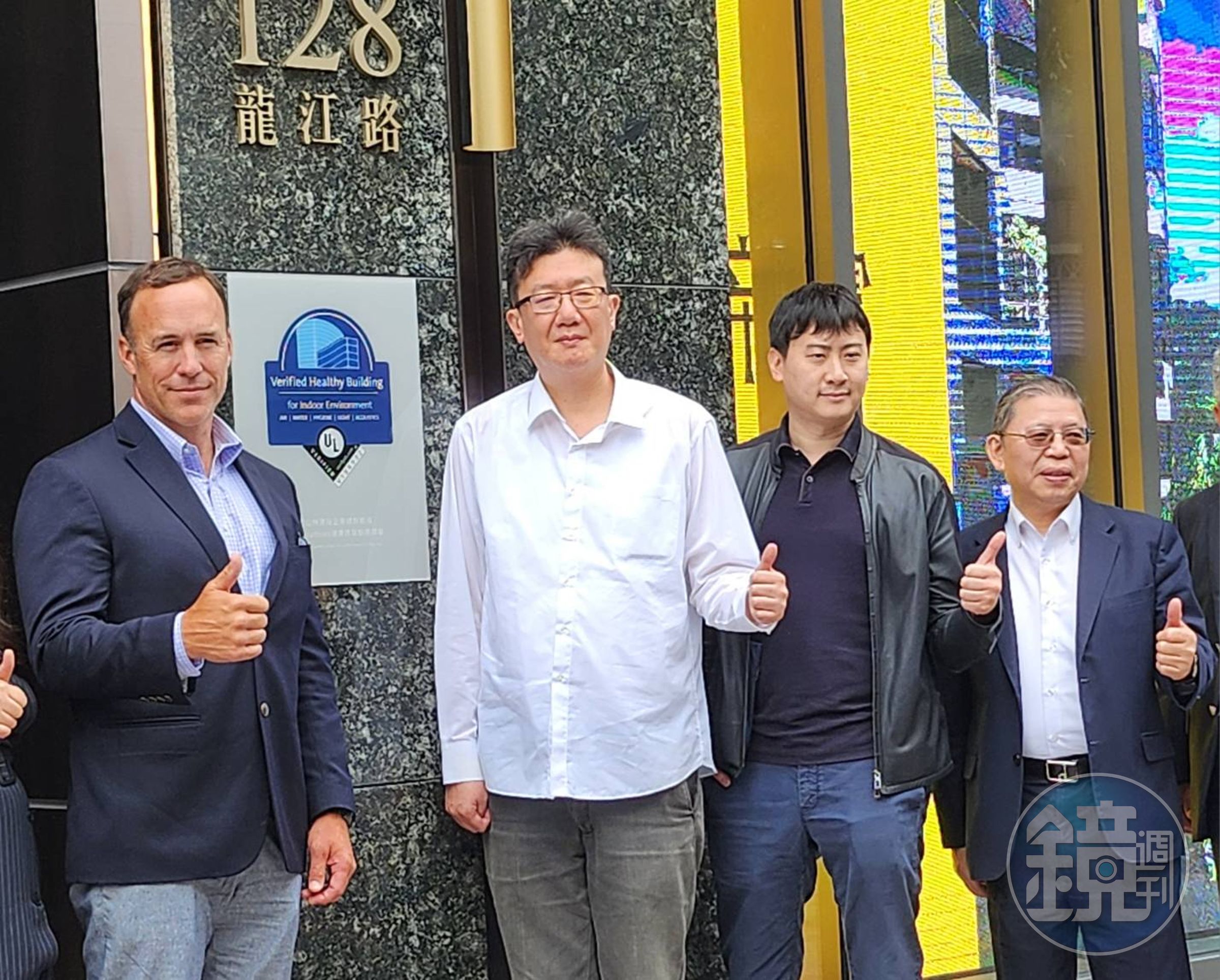 新落成的「愛山林企業總部」,獲 UL Solutions頒發健康建築驗證。(由左至右為UL Solutions副總裁暨企業永續服務事業部總經理 Sean McCrady、甲山林集團總顧問李俊平、愛山林建設開發董事祝藝、愛山林建設開發總經理張境在)