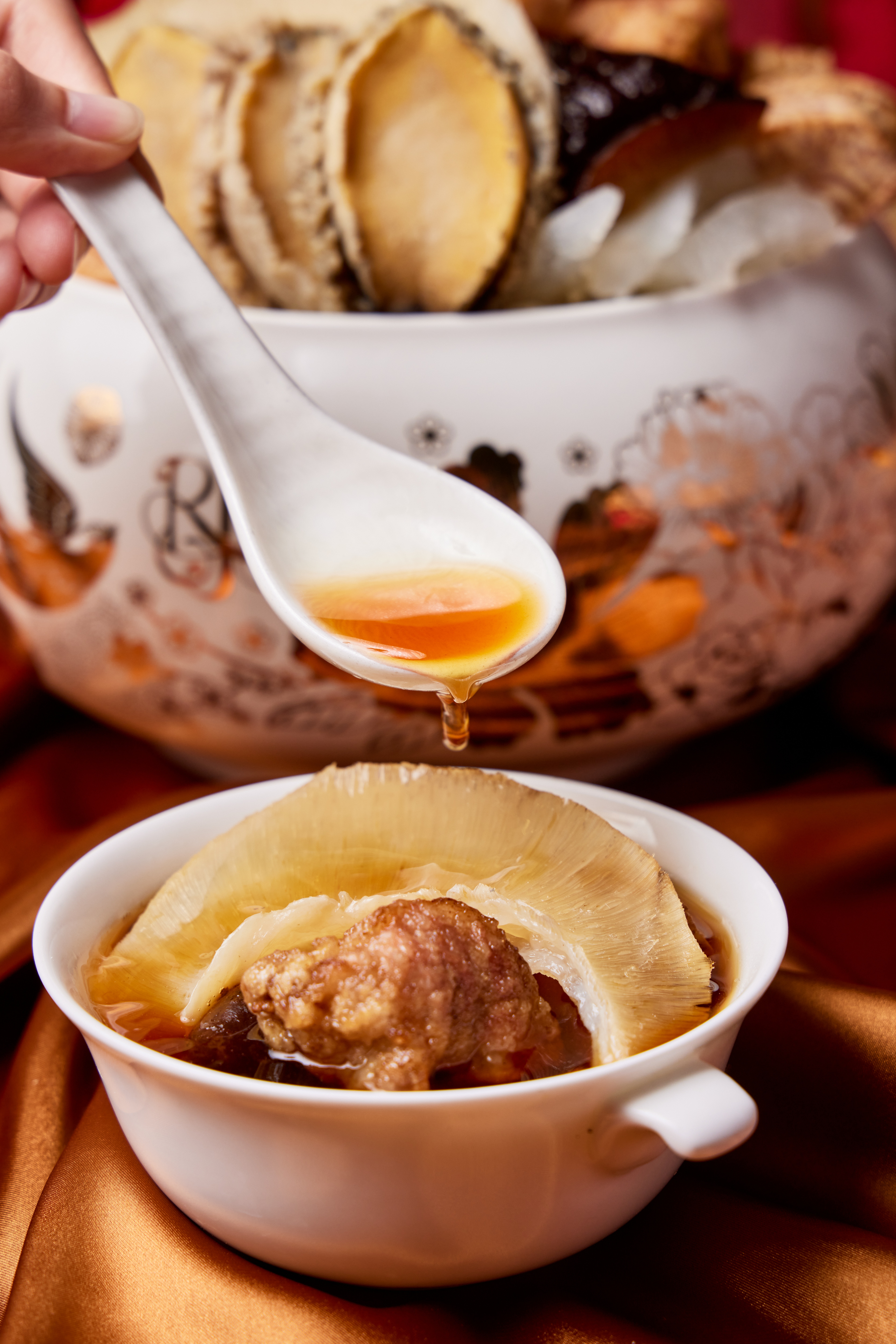 廣受好評的「閩南炖寶台式佛跳牆」用料實在，湯鮮味美。（4,988元／份，玖尹提供）