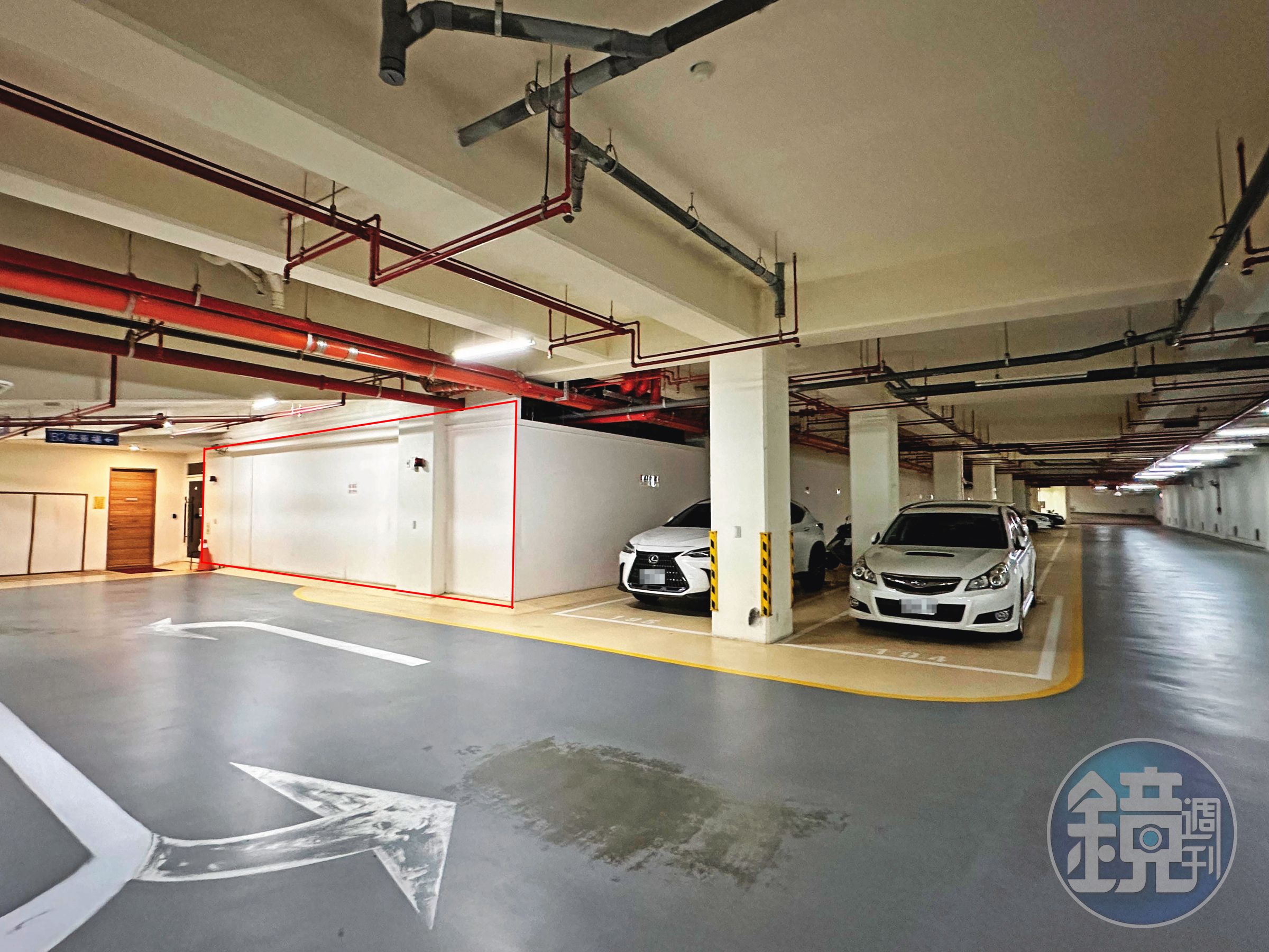 帝品苑宣傳廣告將健身房等3百餘坪公設，規劃在地下1樓停車場（紅框處），住戶認為被騙而提告勝訴。（讀者提供）