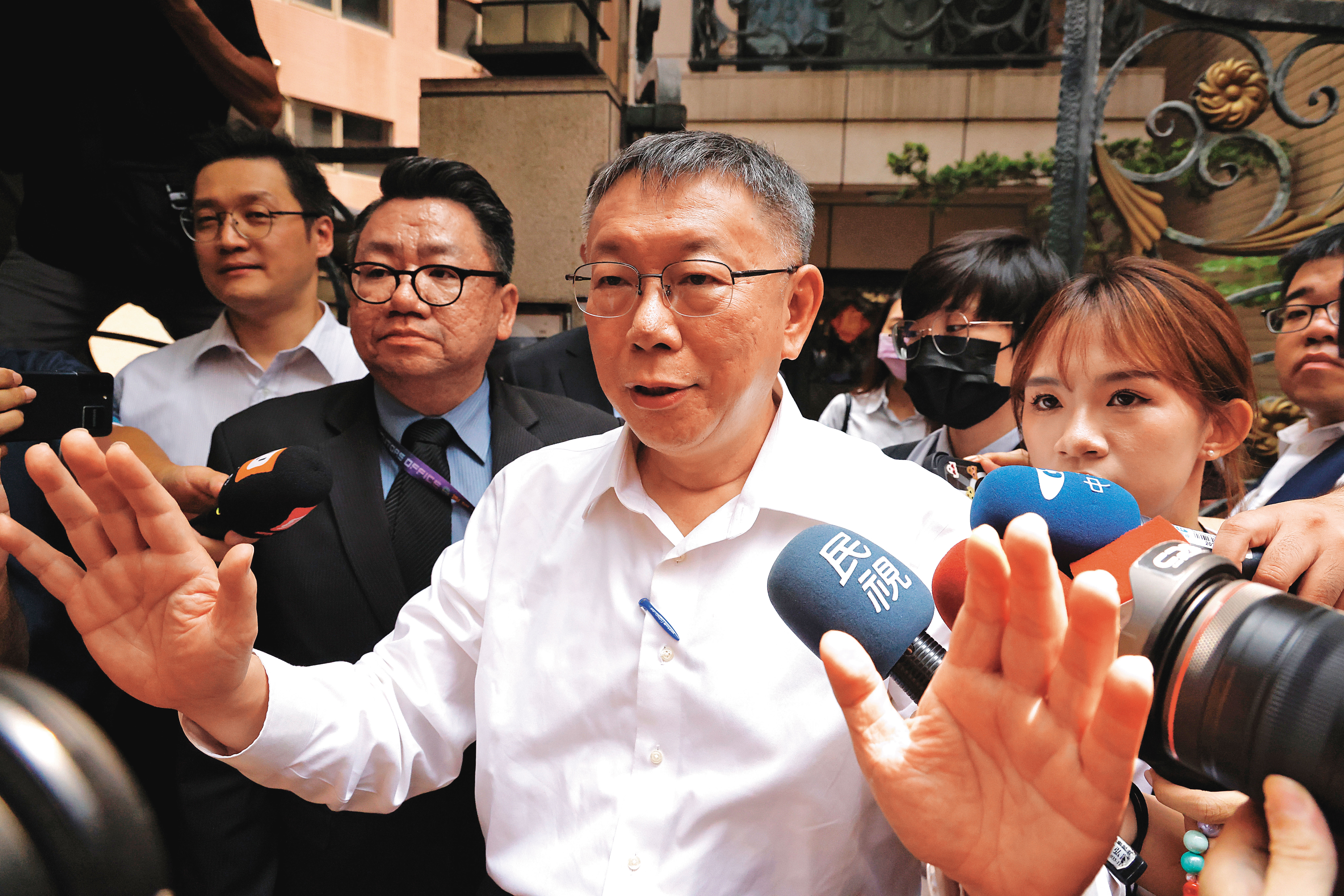 柯文哲因一個羈押庭的司法判決變成英雄。其實，他早已不適合帶領第三勢力。