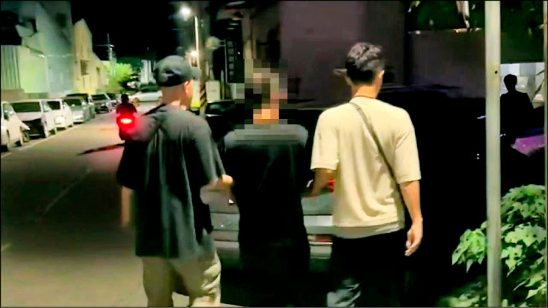 警方逮捕黑吃黑，教唆搶劫同一詐團車手的陳男。（翻攝畫面）