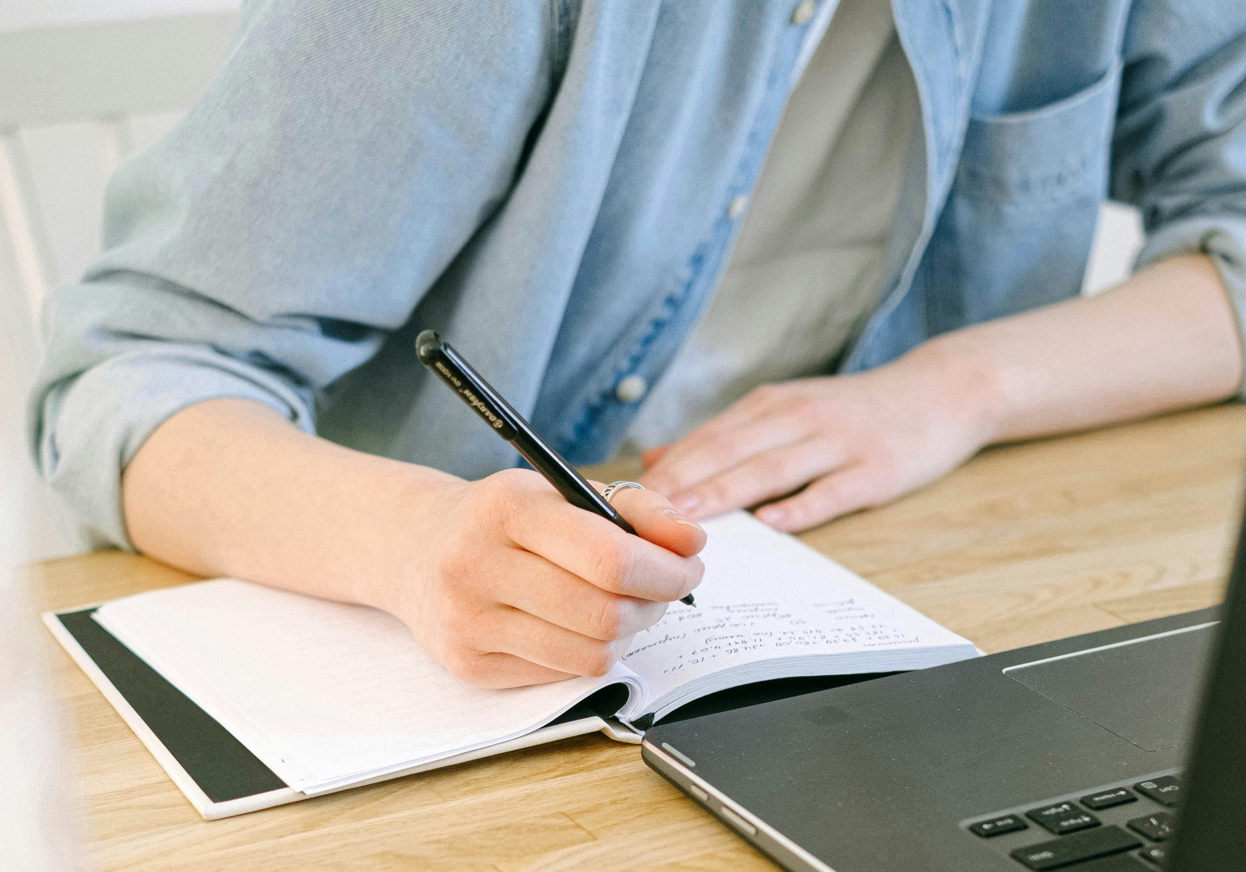 台中一名楊姓高中生涉嫌誇大學系歷程遭多所醫學系取消錄取。（示意圖，取自Pexels）