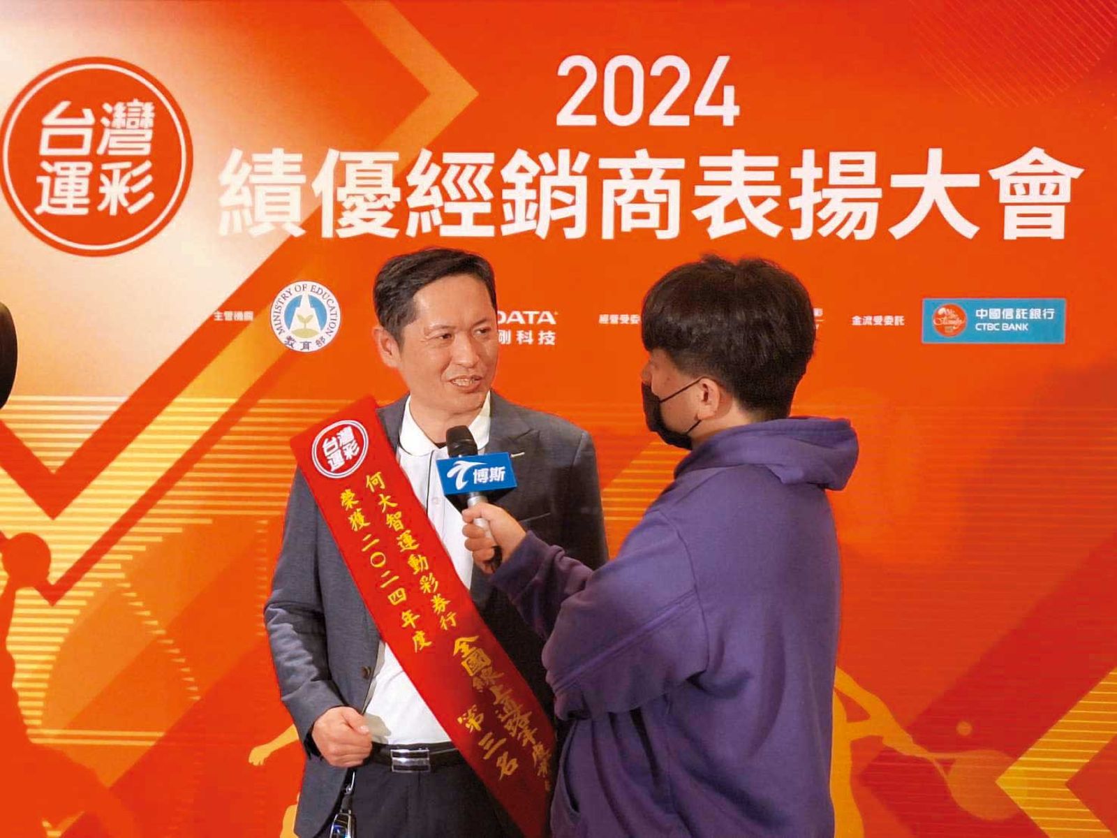 運彩公會理事長何昱奇（左）協助被害人組成自救會，並向檢調舉報。（翻攝何昱奇臉書）