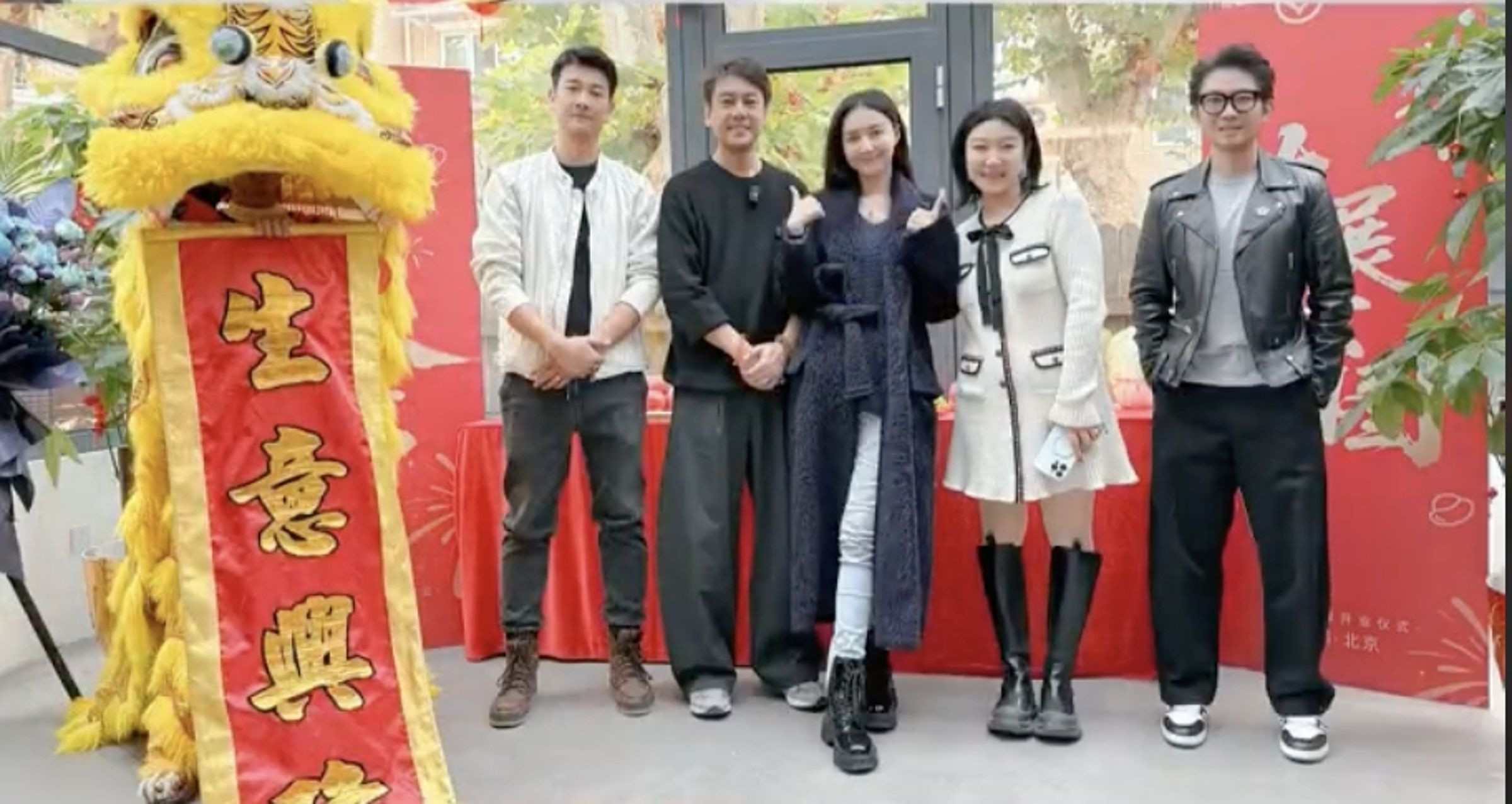 開業儀式老婆韓雯雯（中）也一起參與。（網路圖片）