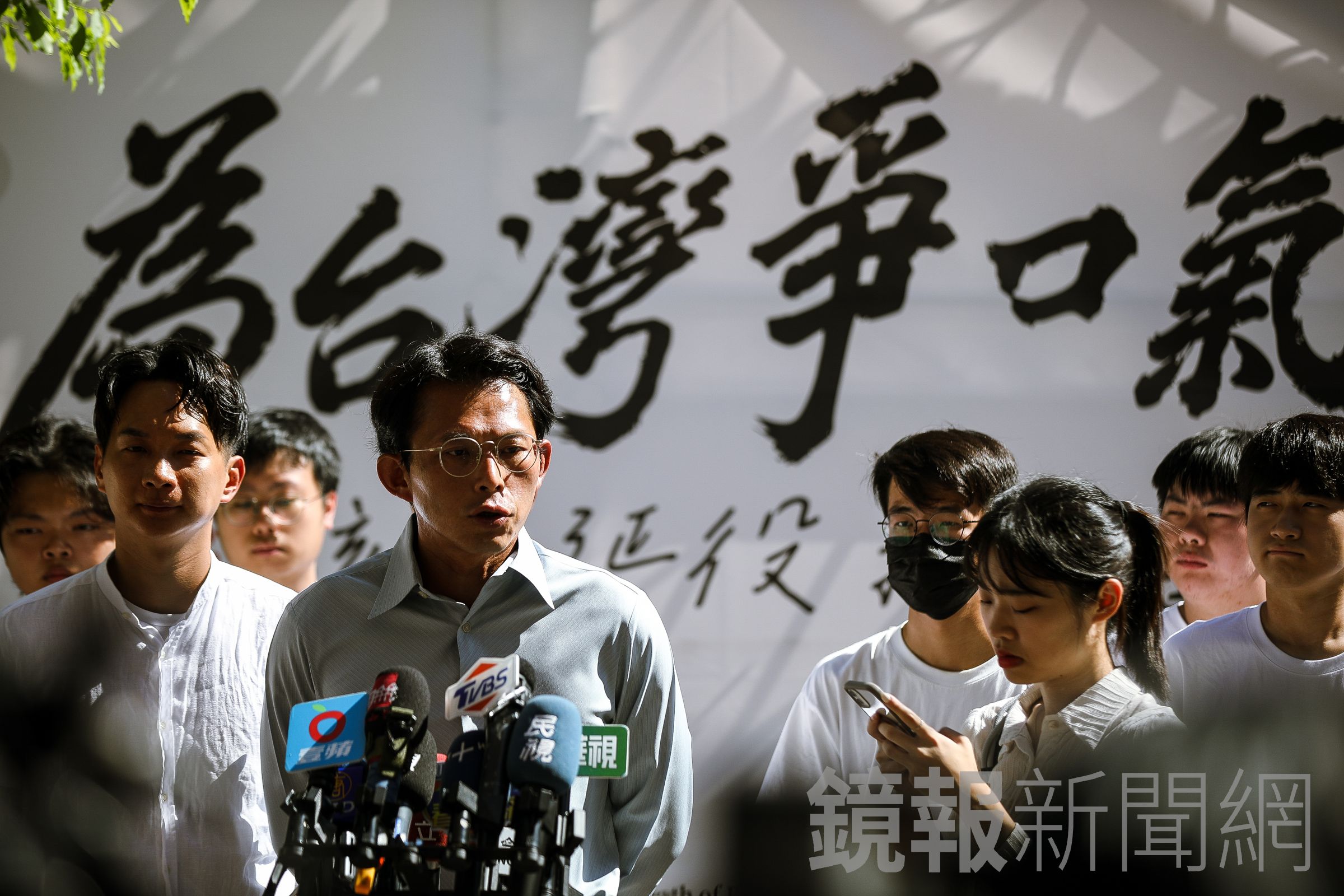 黃國昌今日在台北內湖進行重啟核三公投車掃前,爆料接獲澎科大學生投訴,稱投票通知單全被壓在軍訓教官,沒有主動發給學生。(鏡報鄒保祥)