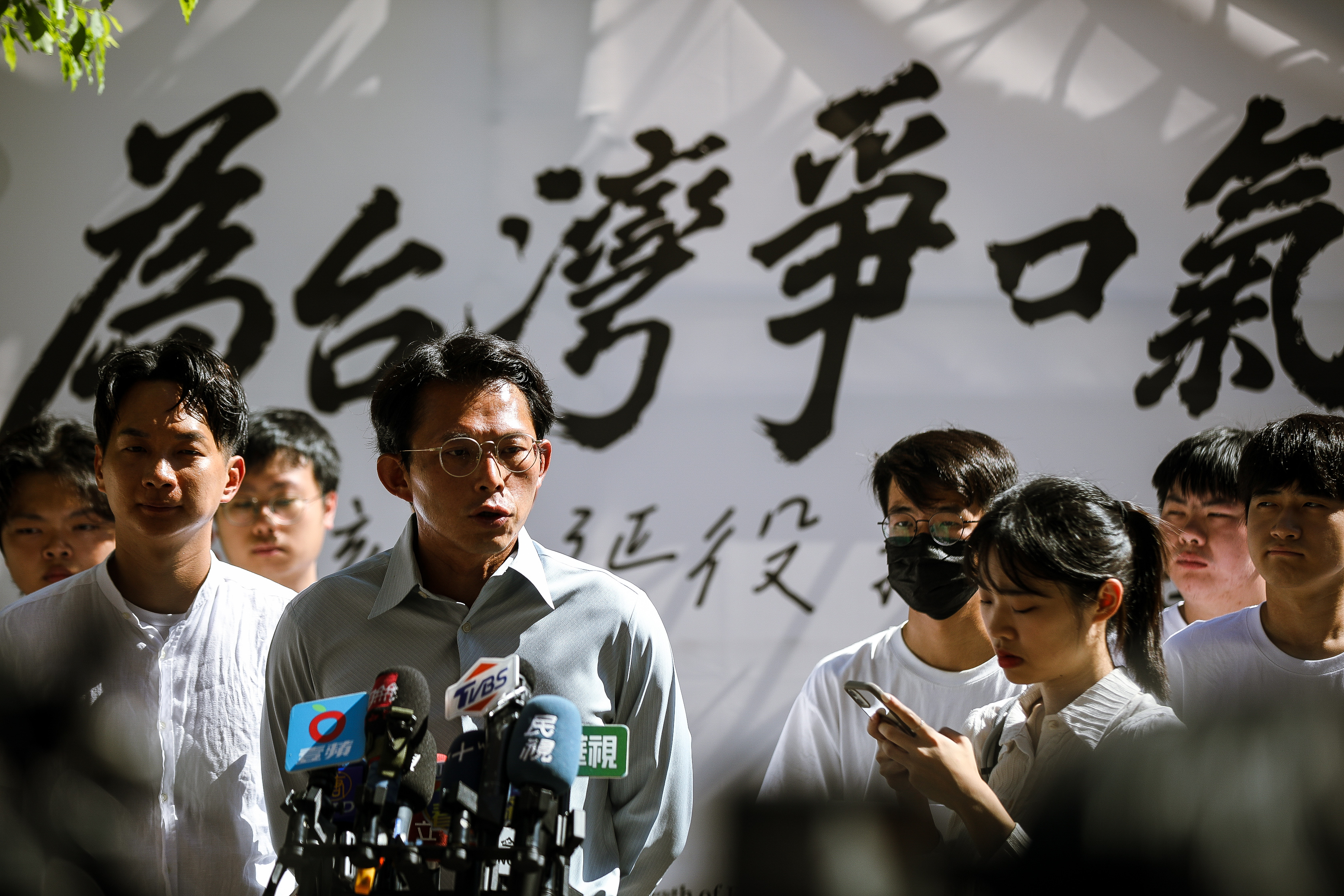 黃國昌今日在台北內湖進行重啟核三公投車掃前，爆料接獲澎科大學生投訴，稱投票通知單全被壓在軍訓教官，沒有主動發給學生。（鏡報鄒保祥）