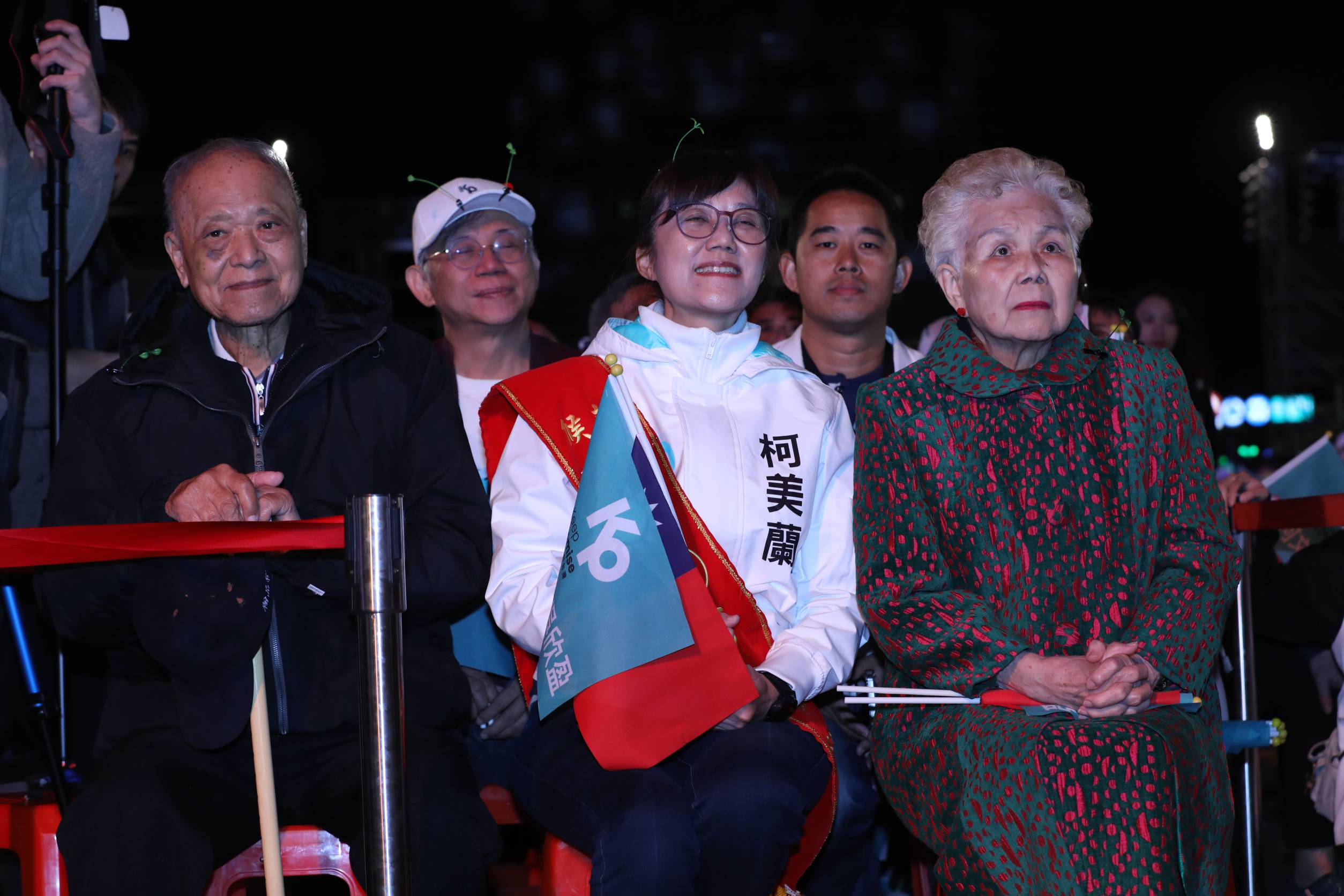 由左而右為柯爸柯承發、柯美蘭、柯媽何瑞英。（本刊資料照）