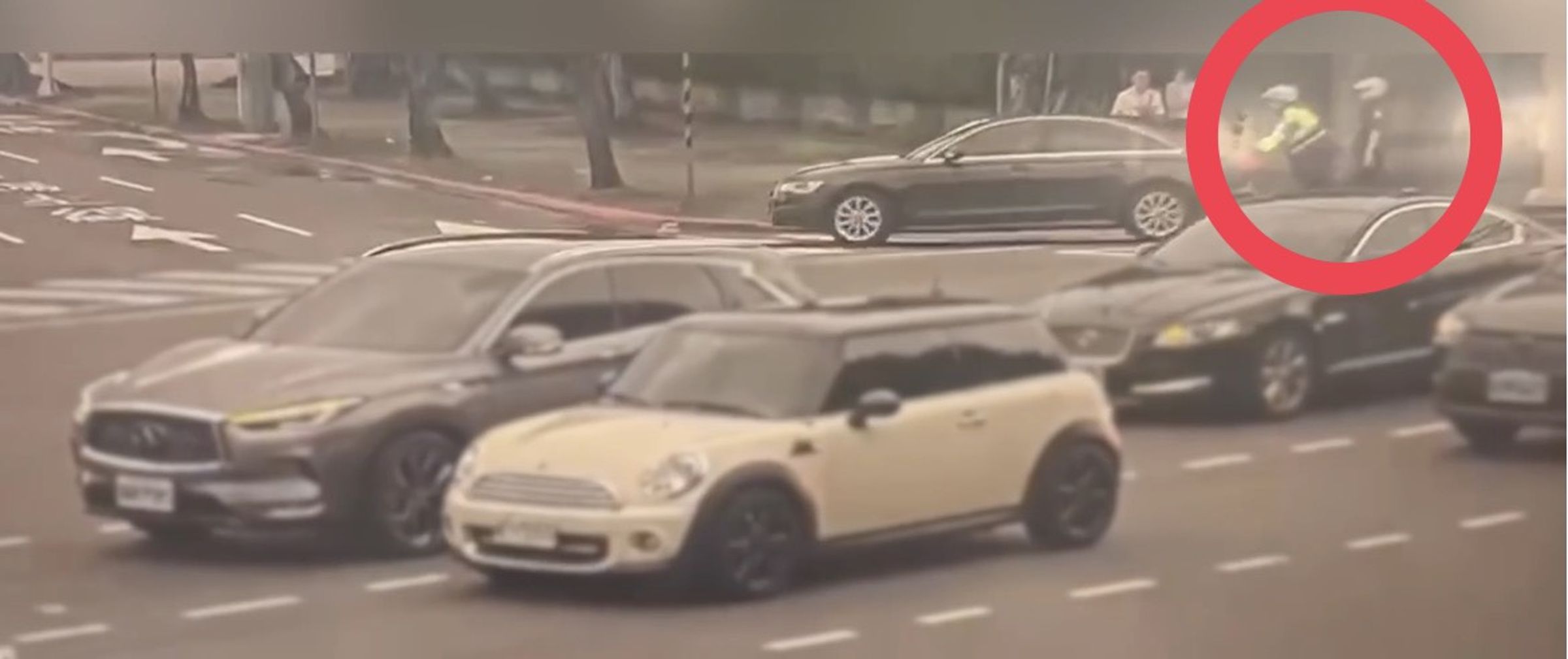 二名員警協助移置車輛,讓壅塞的車流恢復順暢。