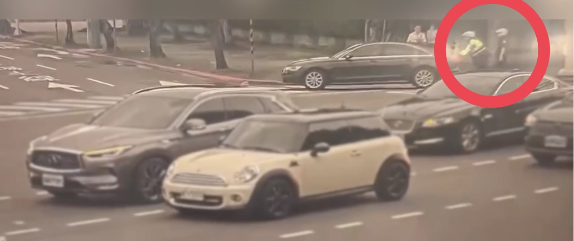 二名員警協助移置車輛，讓壅塞的車流恢復順暢。