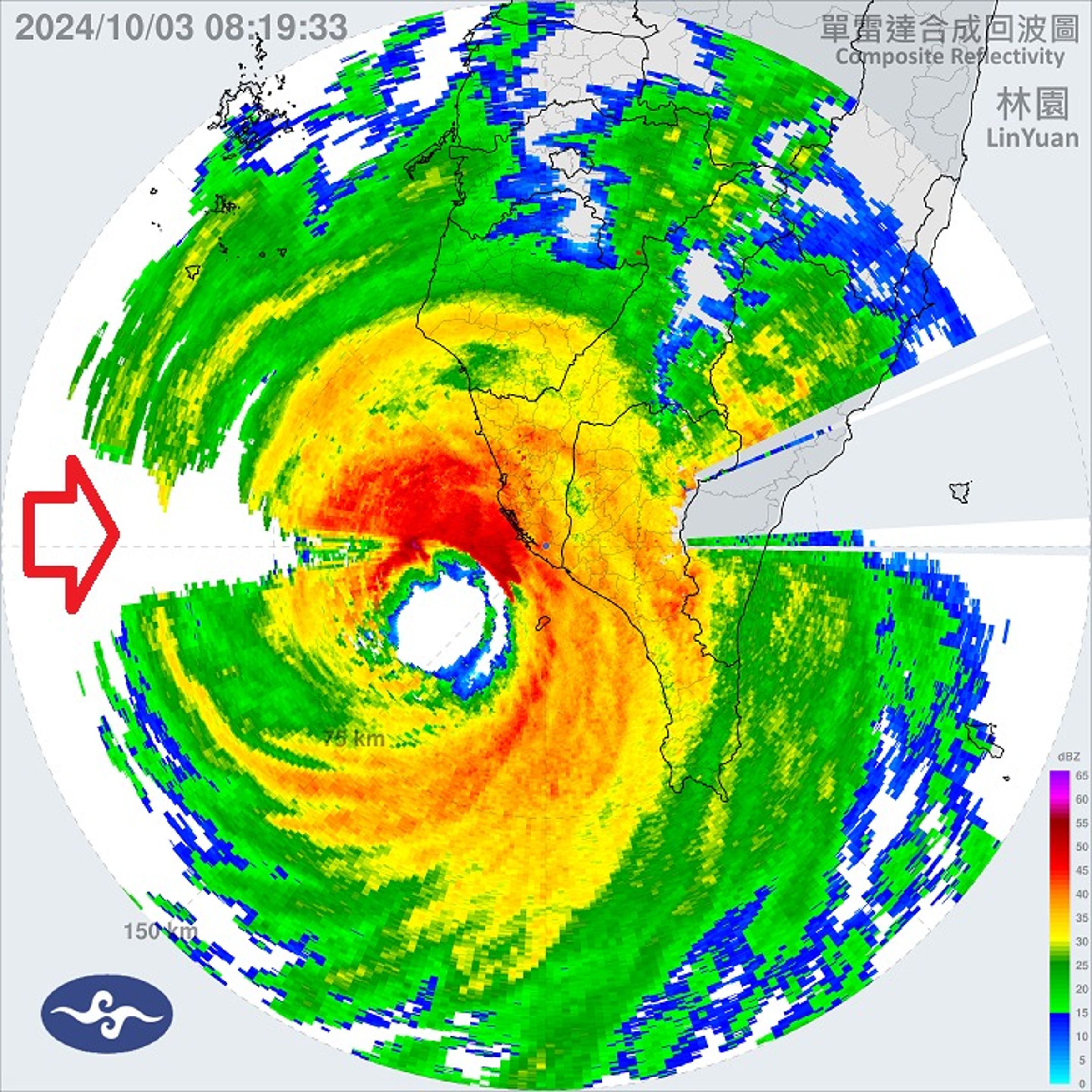 鄭明典分享雷達回波圖,「空白一片」是因雨滴太密實,示警「小心囉,這片強降雨區即將影響陸地!」(翻攝自臉書@鄭明典)