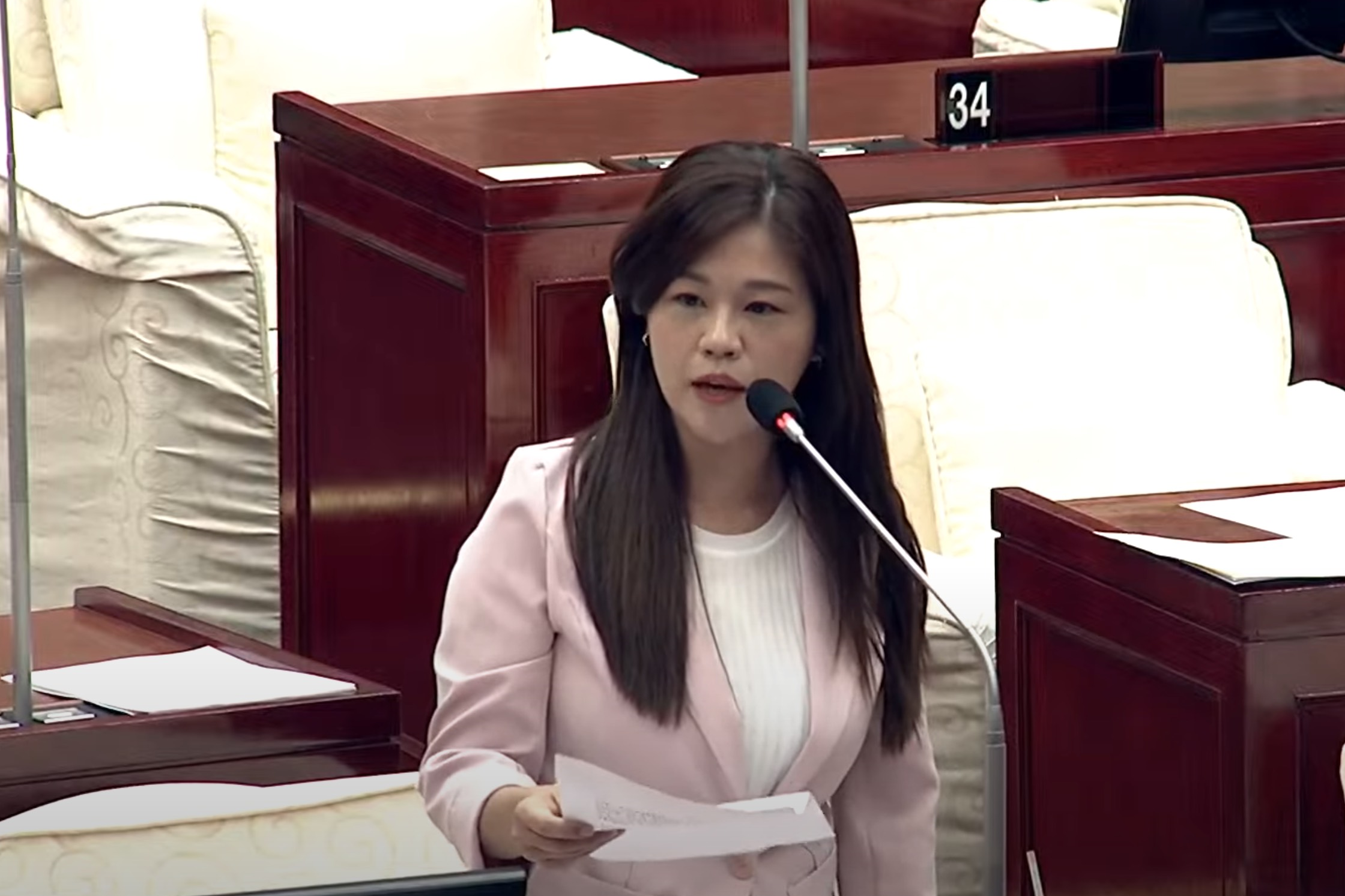 輝達是否落腳北士科引起各界關注，台北市議員洪婉臻質詢時質疑蔣萬安。（洪婉臻辦公室提供）