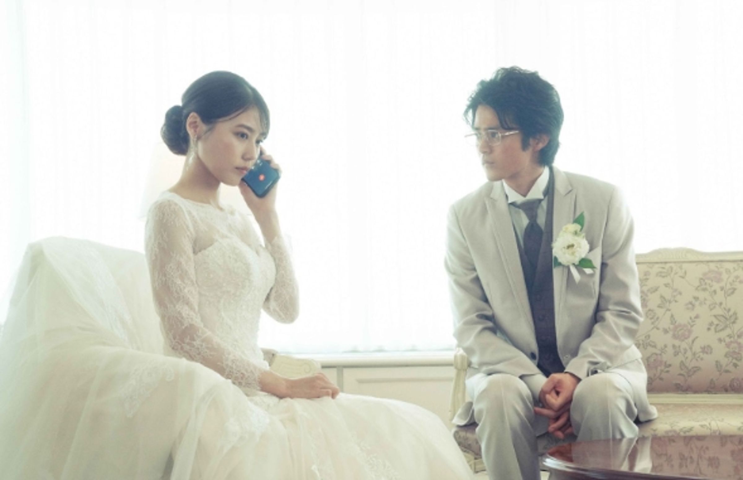 牽著身穿優雅婚紗的有村架純（左）步入禮堂，鈴鹿央士（右）坦言開拍前既期待又緊張。（天馬行空提供）