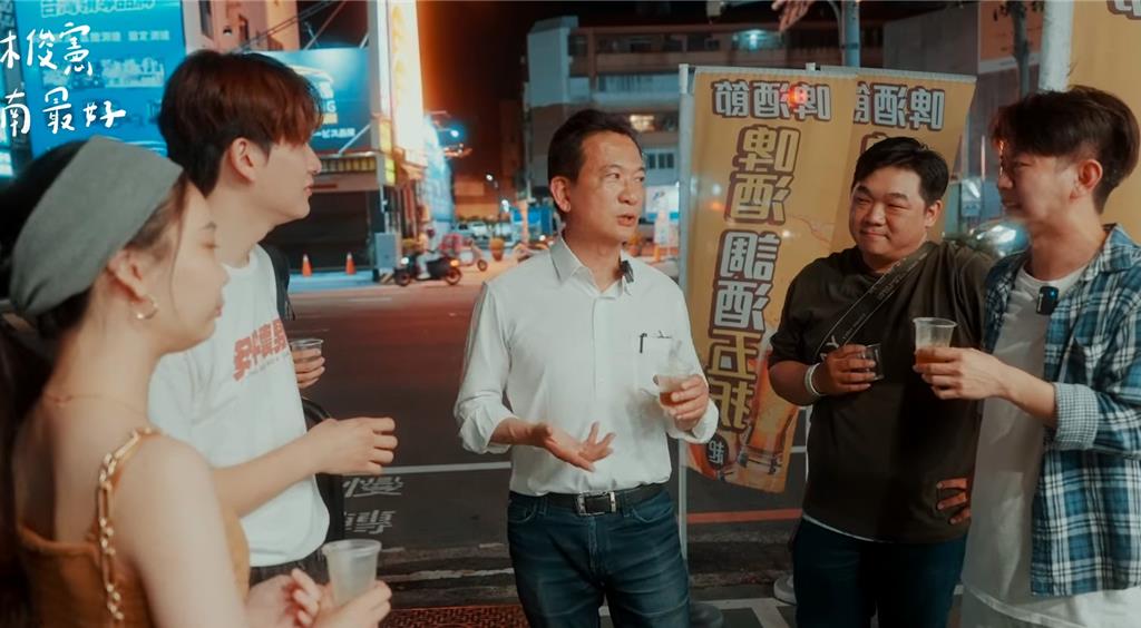 網紅荒姨日前發起挑戰「林俊憲看板酒精路跑」，而不能喝酒的林俊憲本尊也將酒精改成苦茶親自上陣，挑戰自己的看板密度。（翻攝自林俊憲臉書影片）