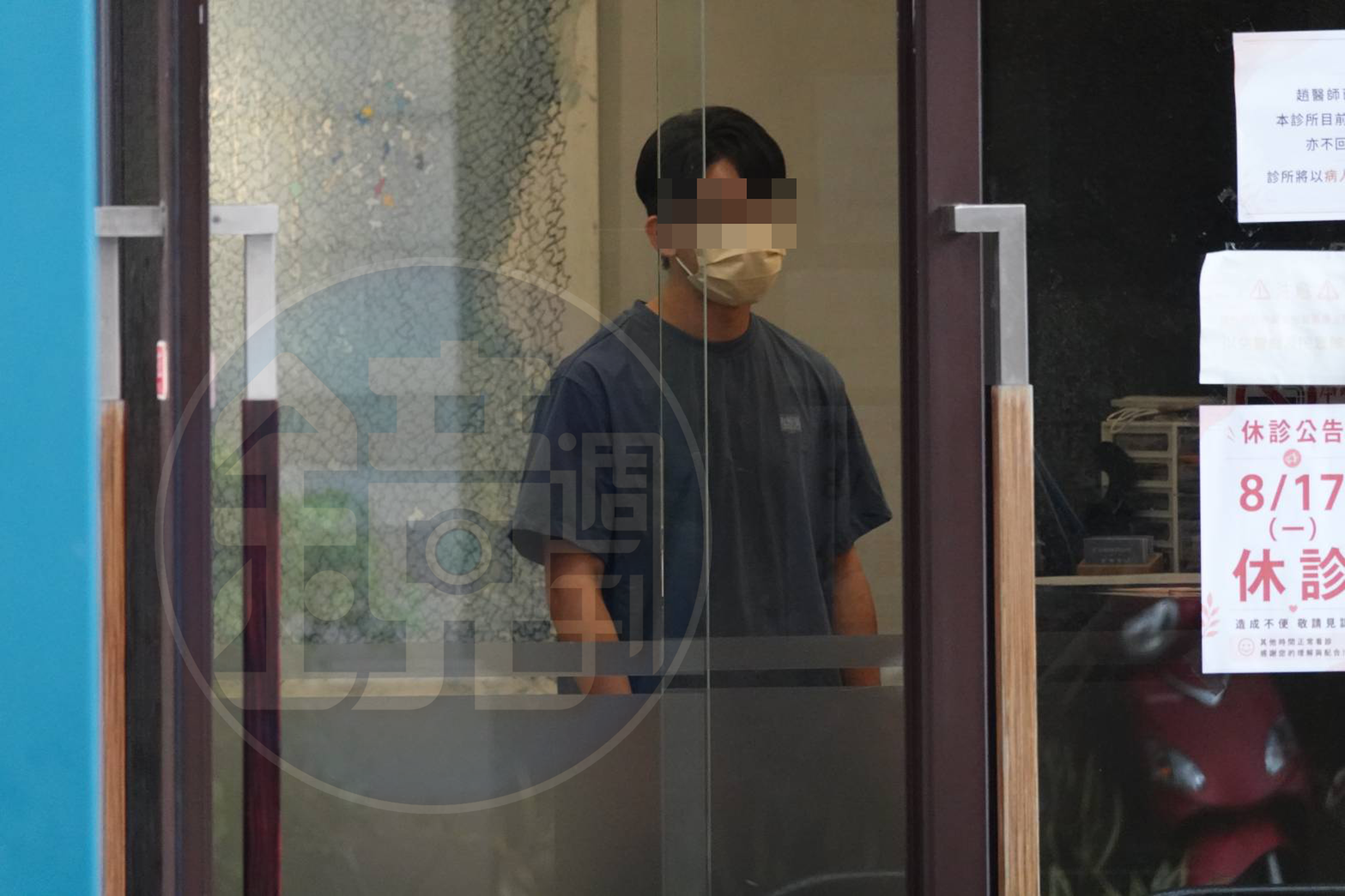 本刊獨家直擊許芊芊的老公上午不到9點就突然現身診所，待了幾分鐘就離去。