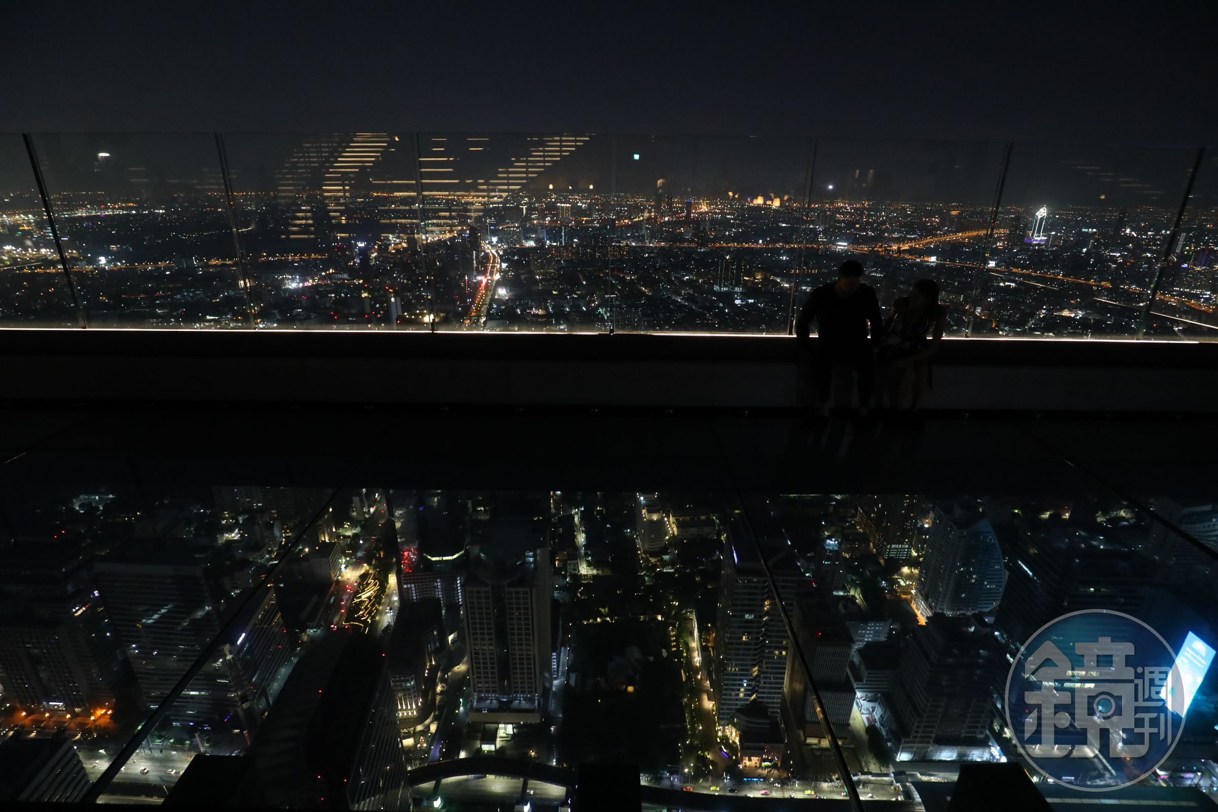 夜晚在透明空中步道「SkyWalk」來回走一遍,是挑戰自我的試膽行動。