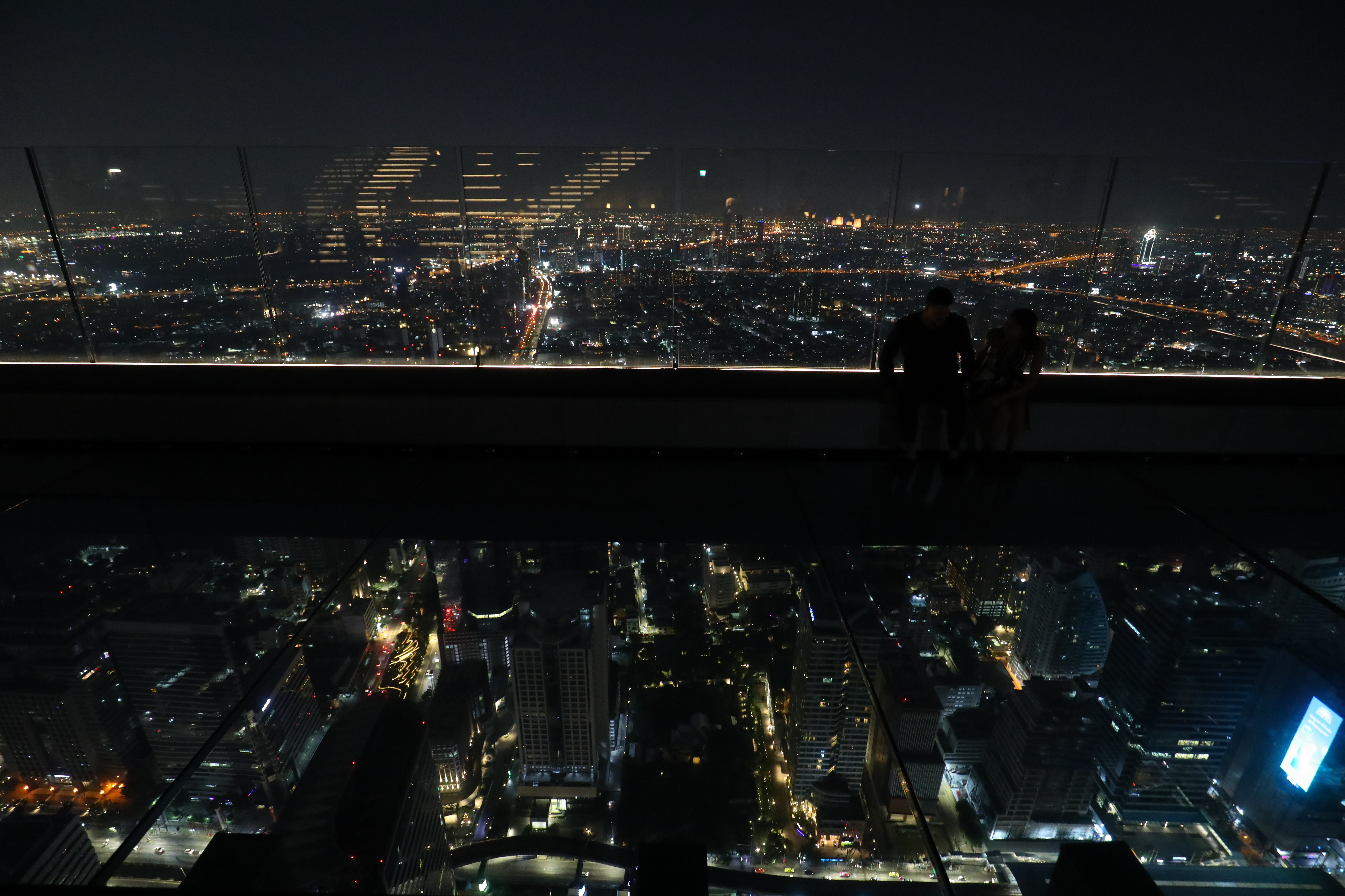 夜晚在透明空中步道「SkyWalk」來回走一遍,是挑戰自我的試膽行動。