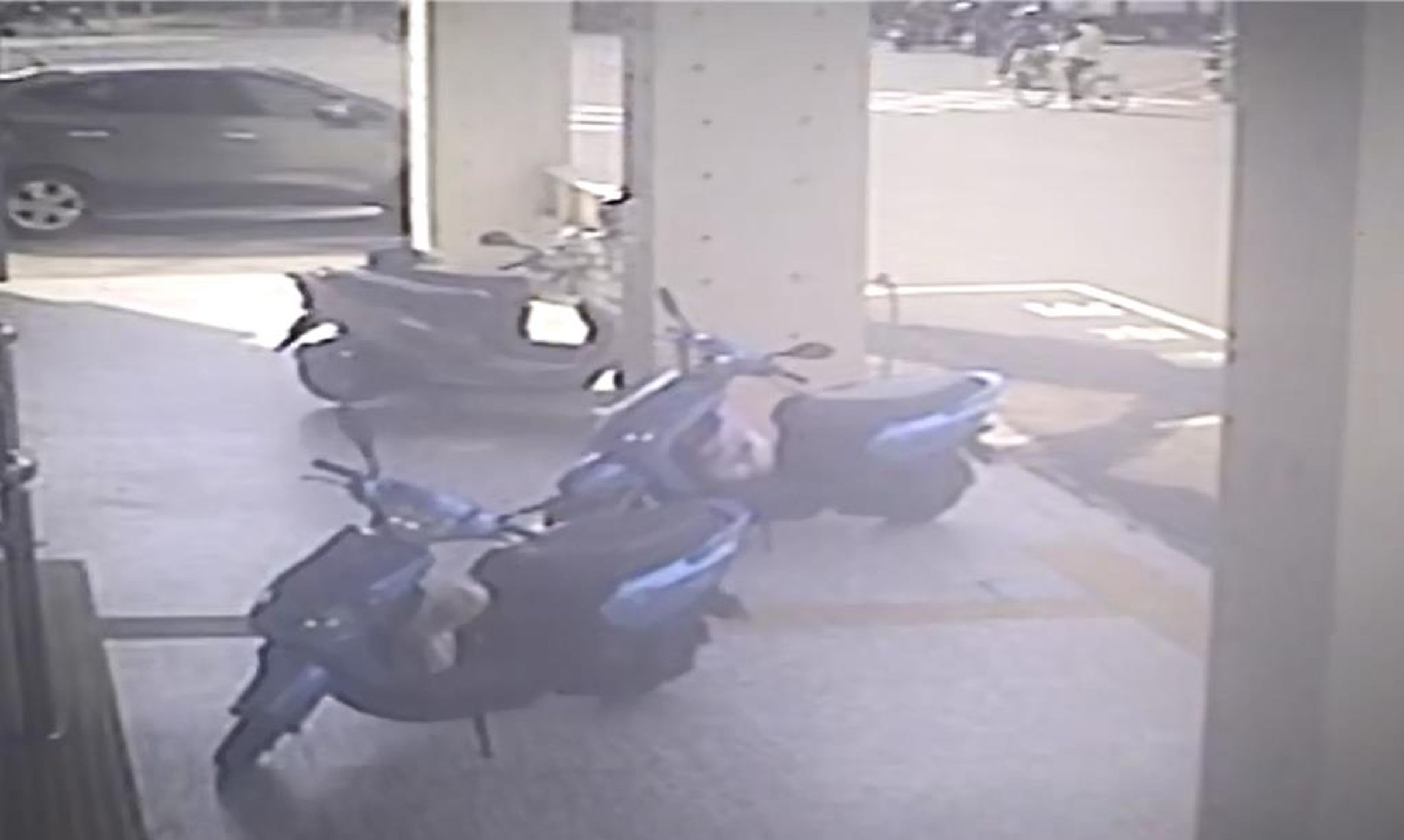 婦人和男子均將愛車停放在一處騎樓,2人機車款式與顏色都相同,還同樣未拔鑰匙,才造成這起烏龍案件。(翻攝照片)