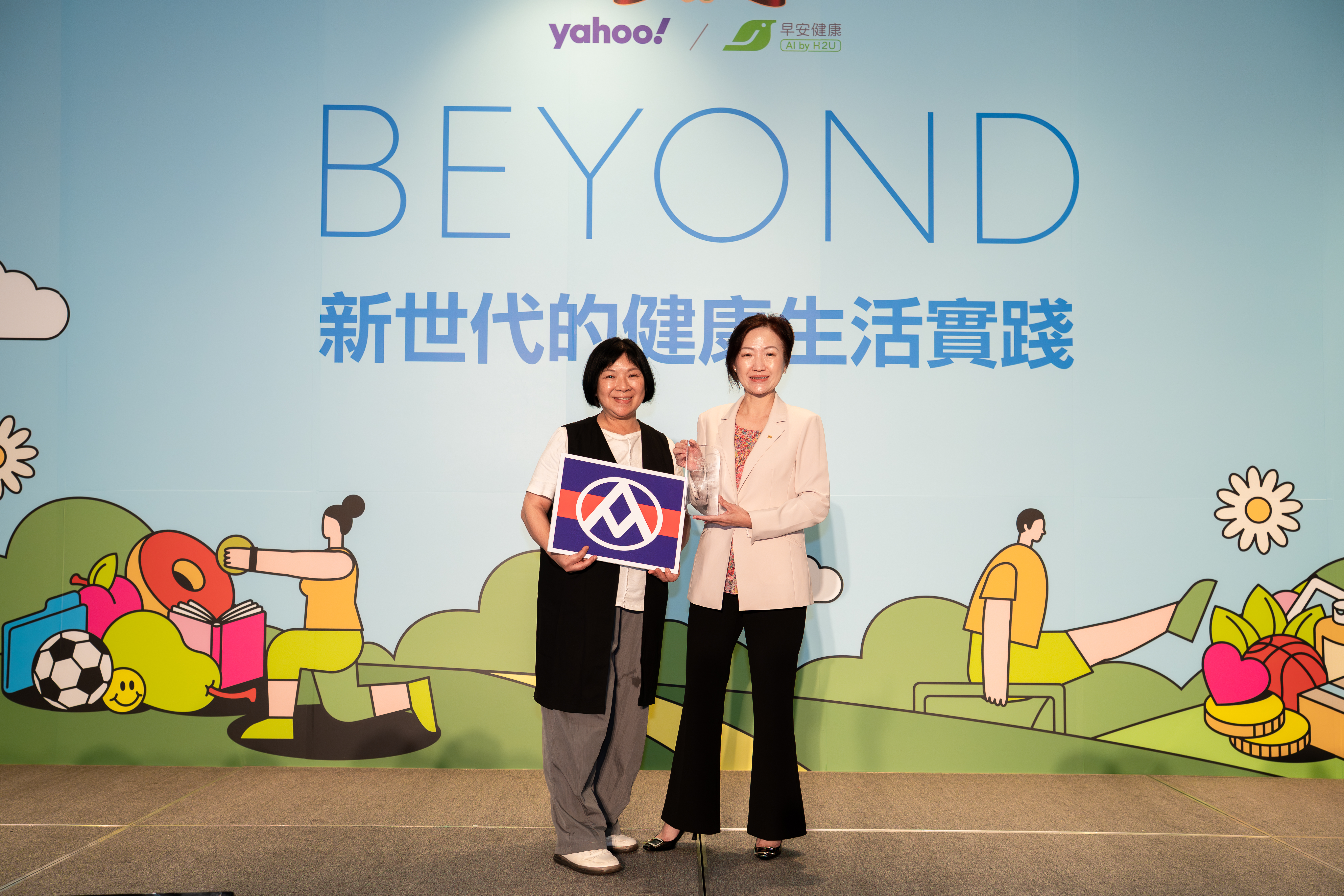 以「樂齡健康關懷」為核心，超市龍頭品牌一舉奪下《健康品牌風雲賞》。圖右為品牌協理阮秀、圖左為副理葉淑華。（全聯提供）