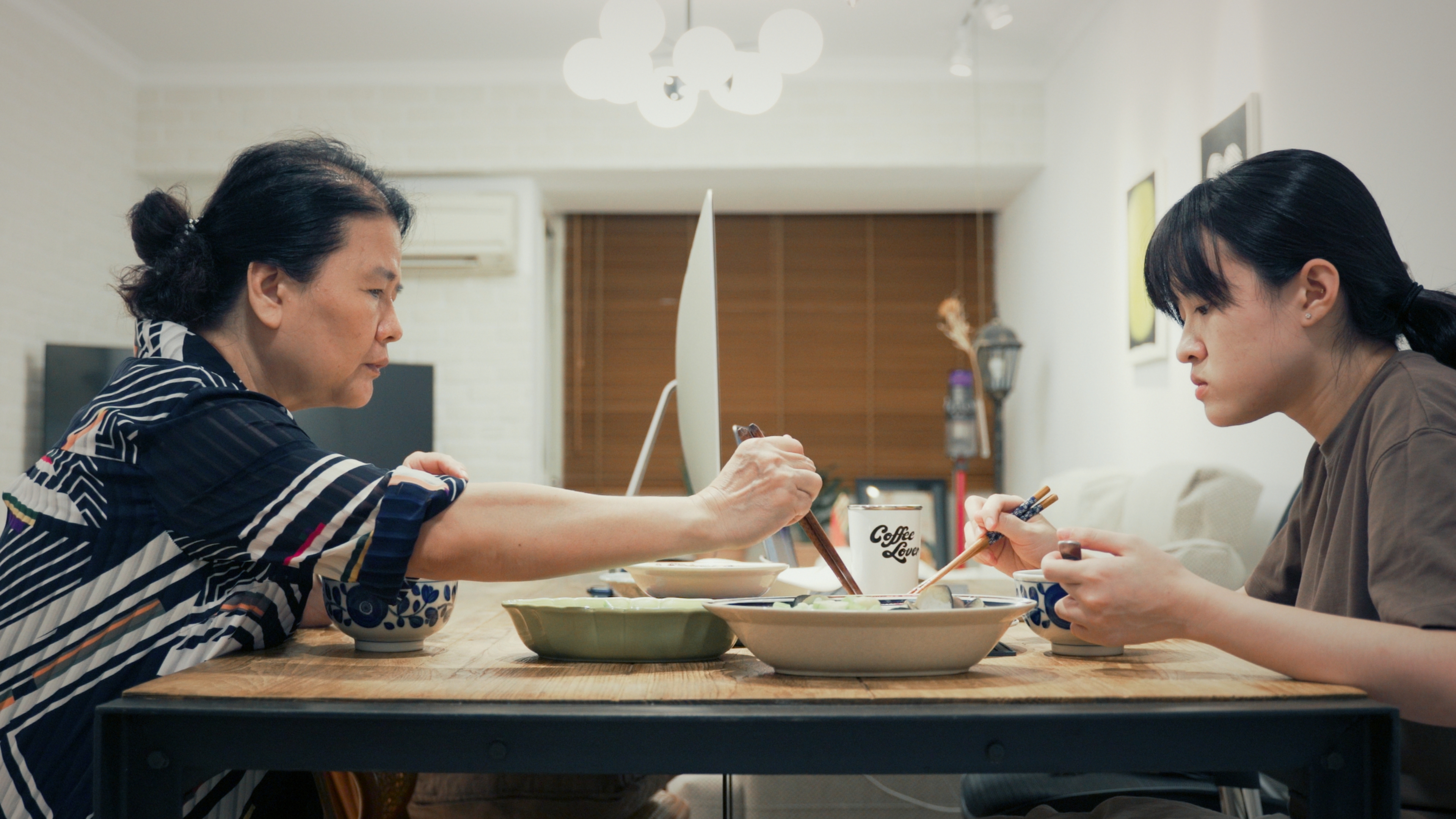 導演吳念樺(右)以拍片記錄母女相愛相殺。（公視紀錄觀點《萬歲家庭》提供）