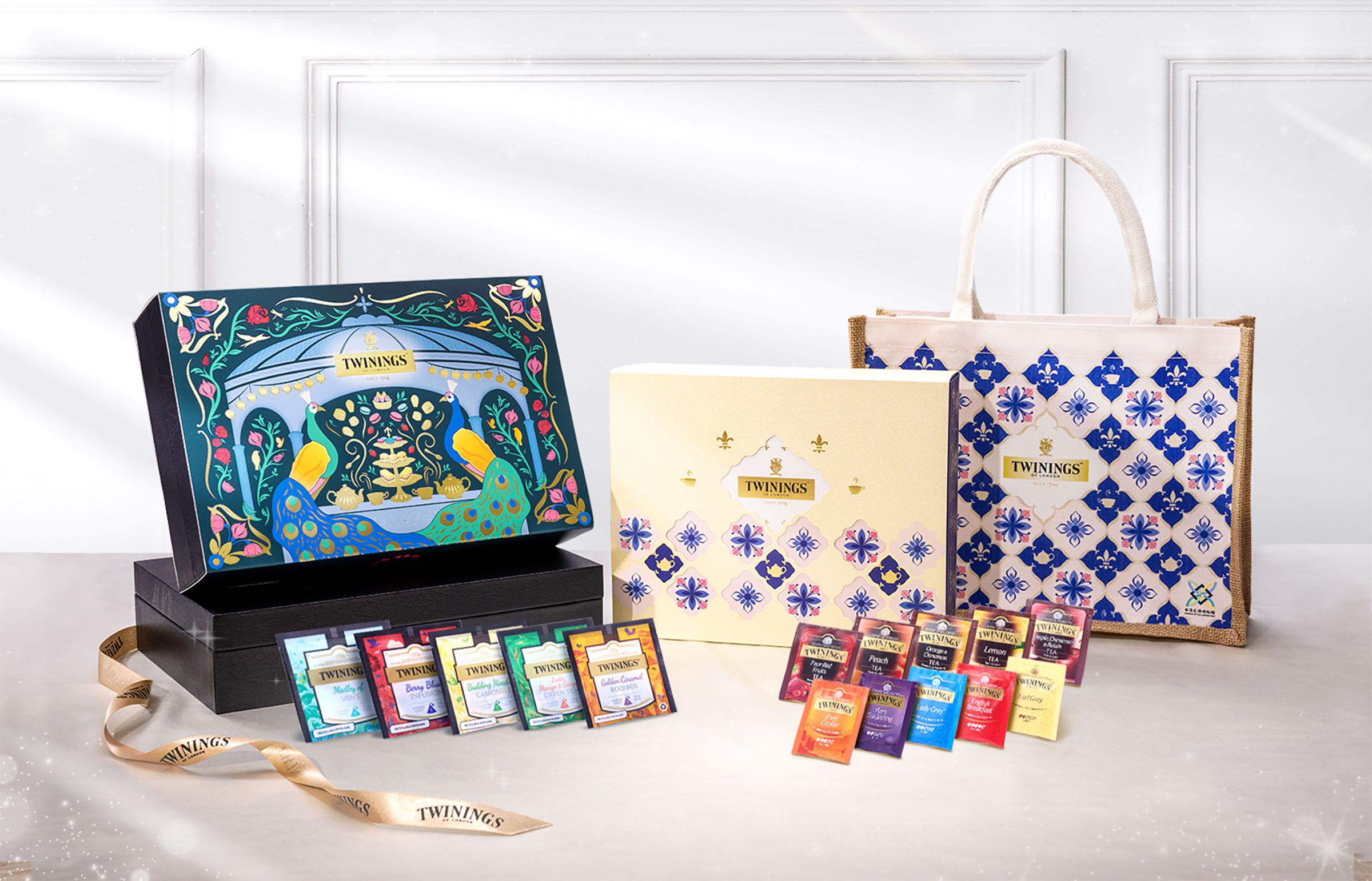 「唐寧茶TWININGS」的冬季禮盒以英倫拼配工藝與東方花磚交織,精選5款鉑金系列原葉茶,禮盒可變身牆面掛飾。(唐寧茶提供)