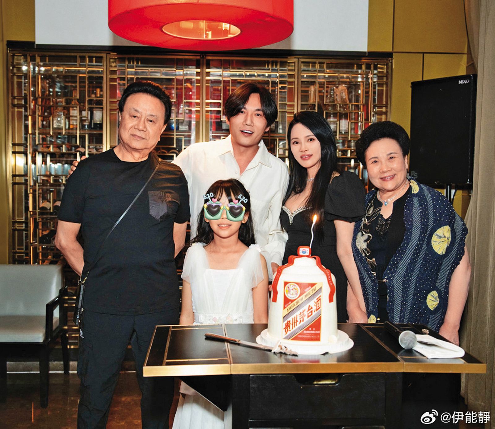伊能靜（後排右二）再婚嫁給秦昊（後排左二）後，育有女兒米粒（前），一家三口與公婆相處融洽。（翻攝自伊能靜微博）