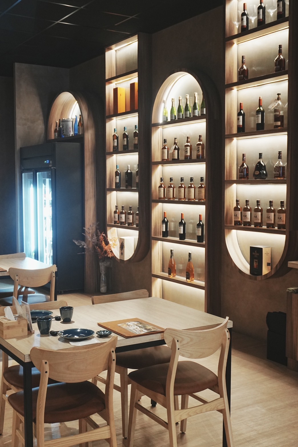 魚吞店內的酒櫃備有超過二十種酒款、飲品，讓用餐的客人能夠輕鬆小酌。