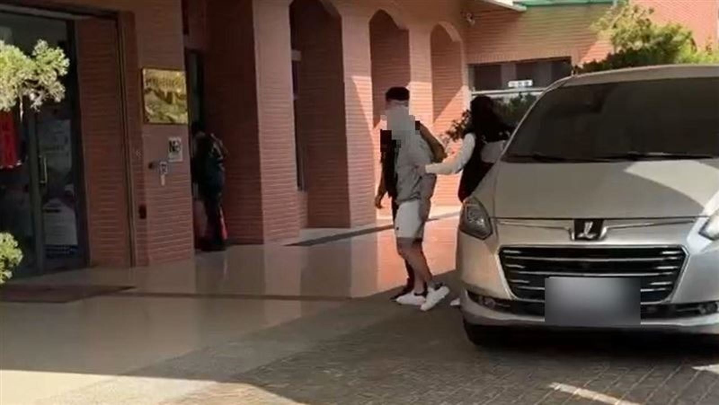 台中市太平區一家茶行昨日上午遭人開槍掃射，涉案17歲少年隨後攜槍誇分局投案，少年訊問時態度冷靜，聲稱是酒後糾紛（翻攝畫面）