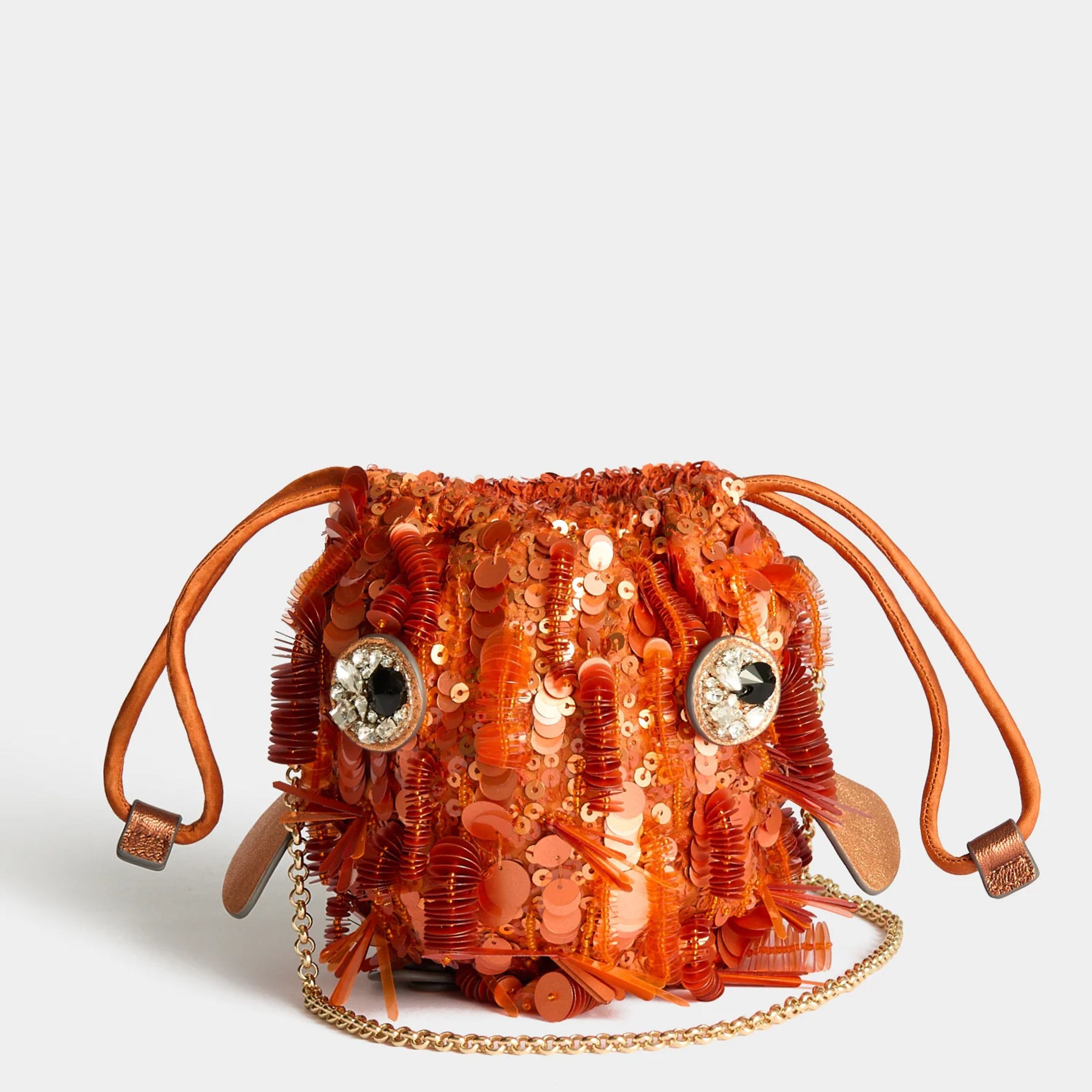 河豚造型刺繡斜背包。NT$51,580（CLUB DESIGNER提供）       