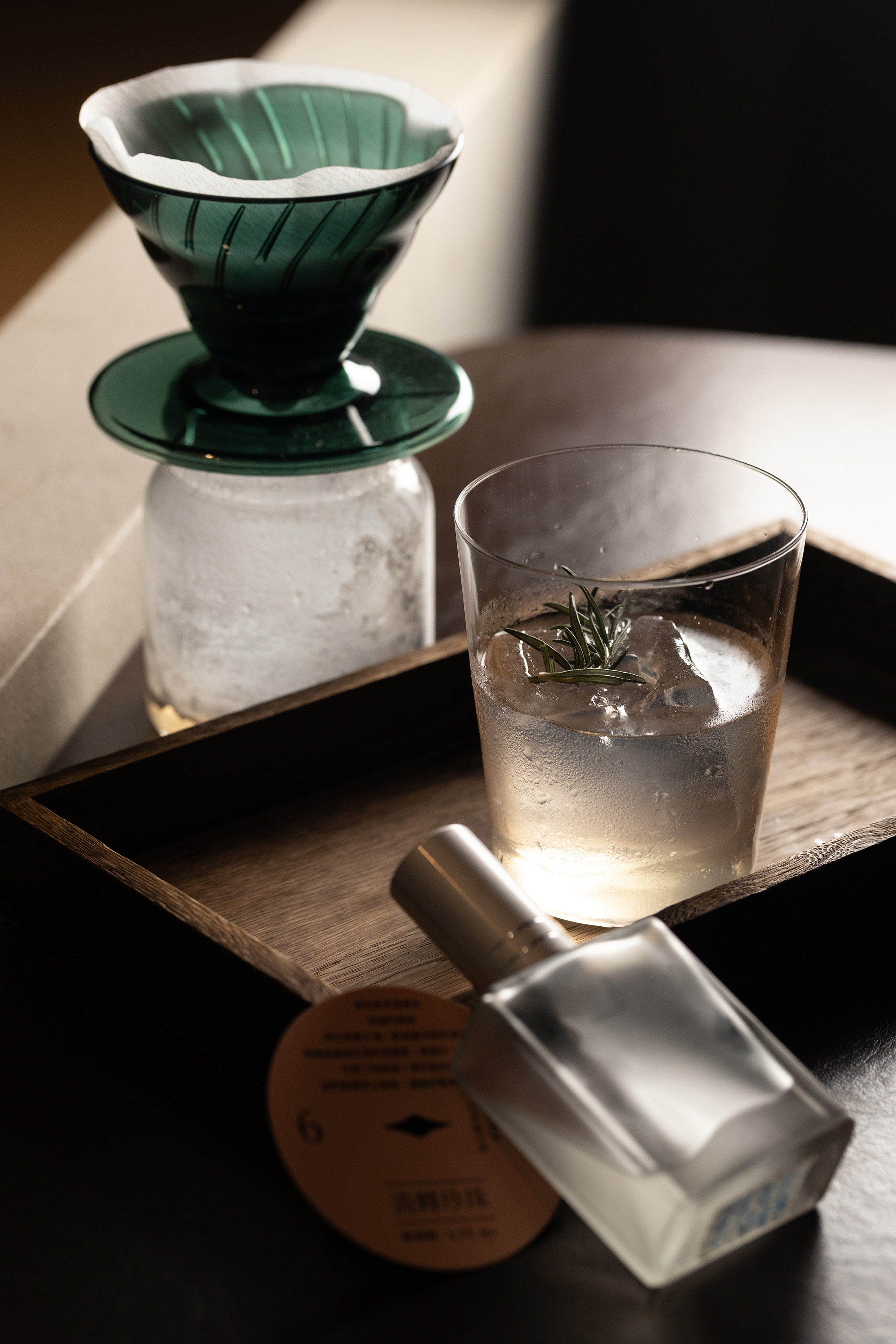 無酒精調飲「流轉珍珠」以椰子油澄清,搭配粉紅胡椒與黑雲杉木質香氣,風味細膩富層次,彷彿飲下一場森林的呼吸。(300元/杯)