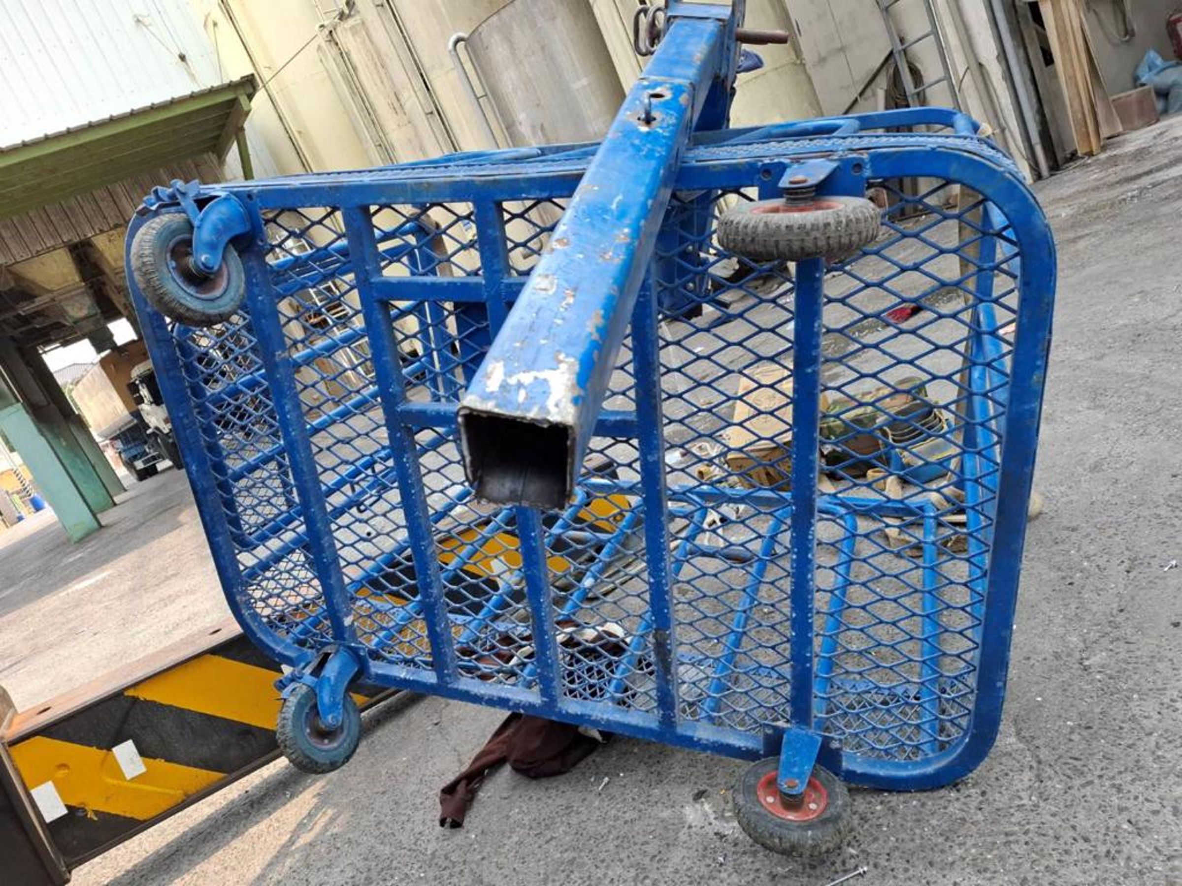 吊車進行高空作業時，吊臂突然斷裂，導致吊籃自6米高墜落地面。（翻攝畫面）